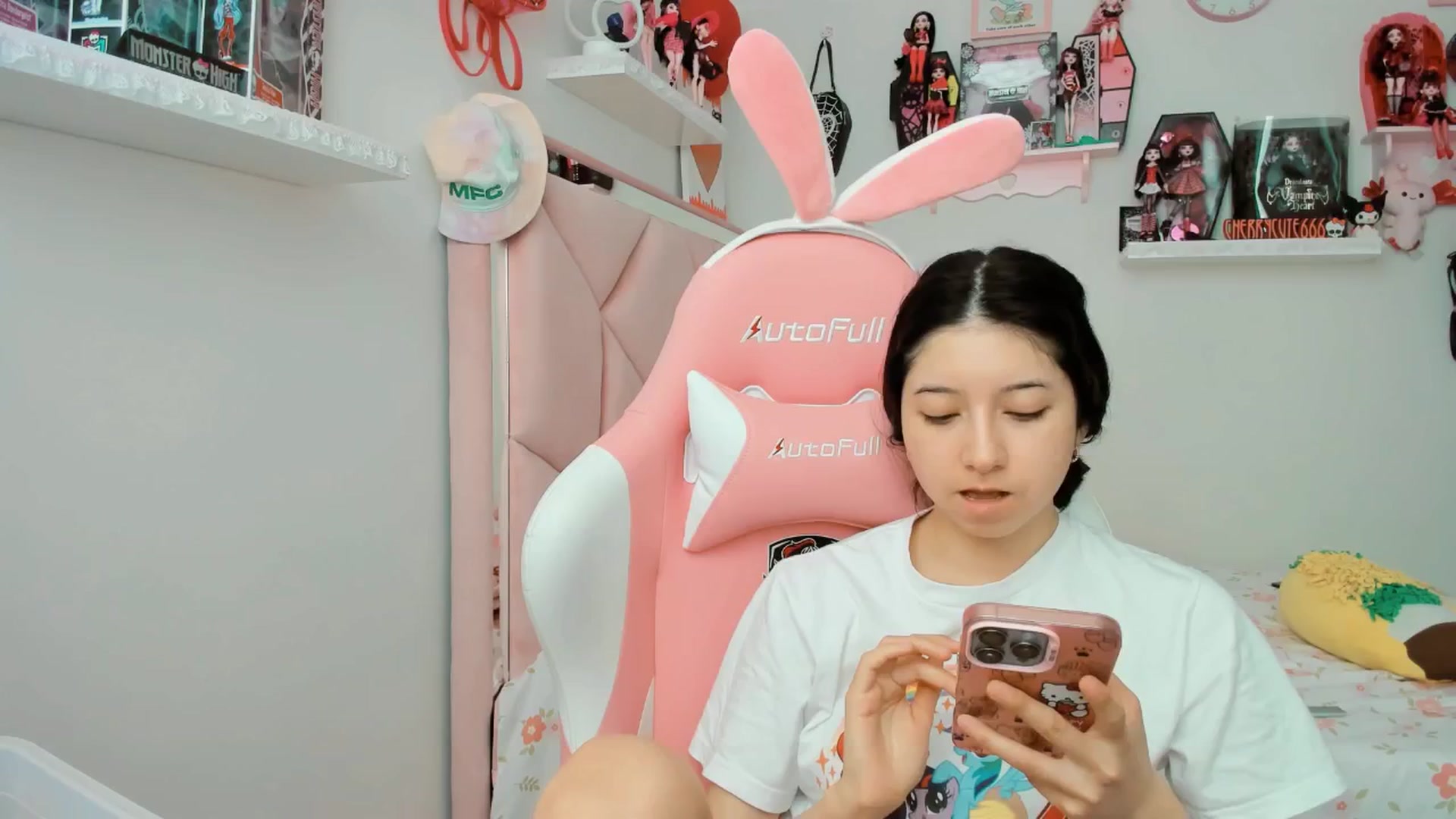 Gallery image thumbnail from Cherrycute666's myfreecams stream on, 04/21/2025, 19:43 image 5 of 20