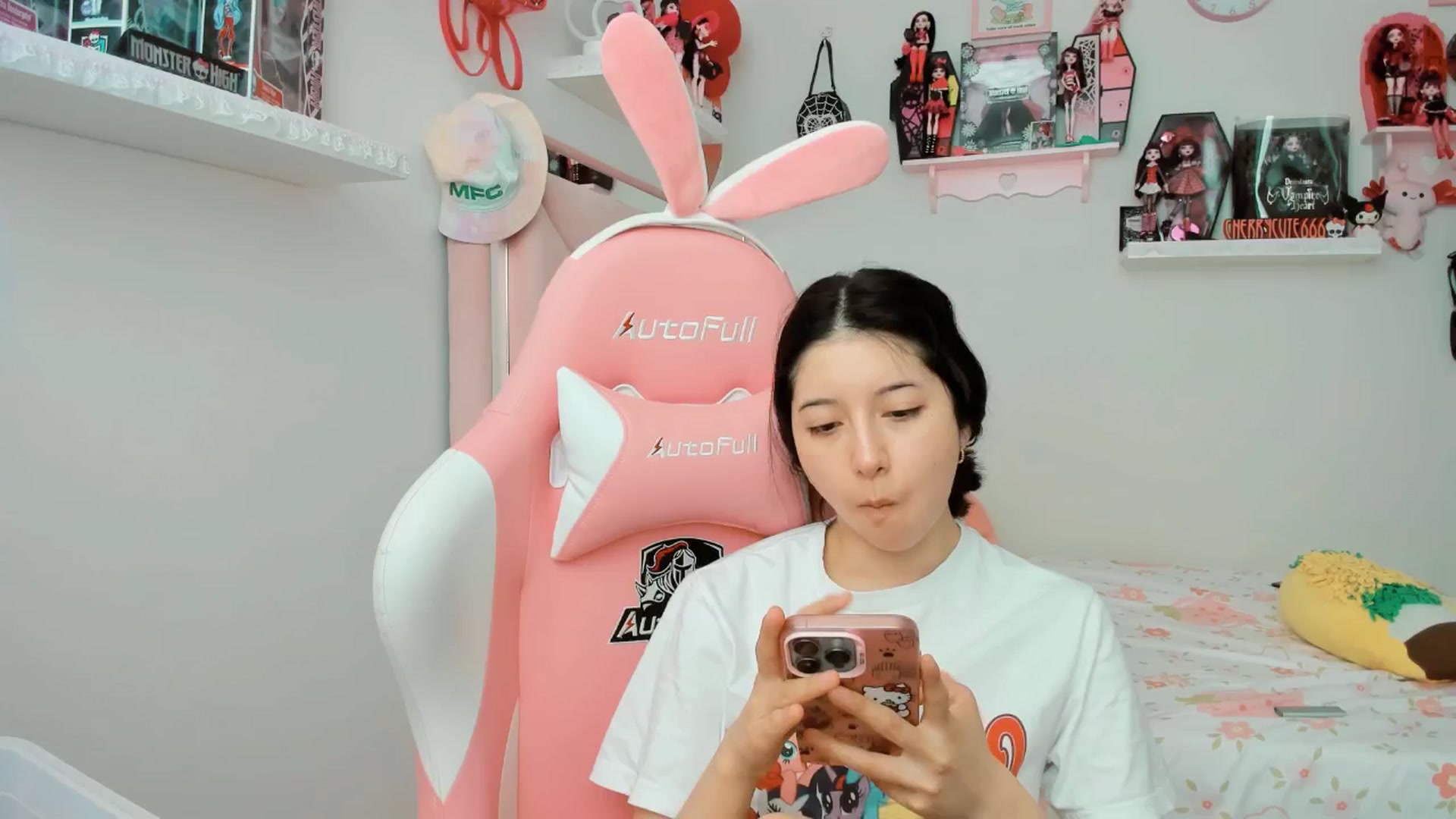 Gallery image thumbnail from Cherrycute666's myfreecams stream on, 04/21/2025, 19:43 image 10 of 20