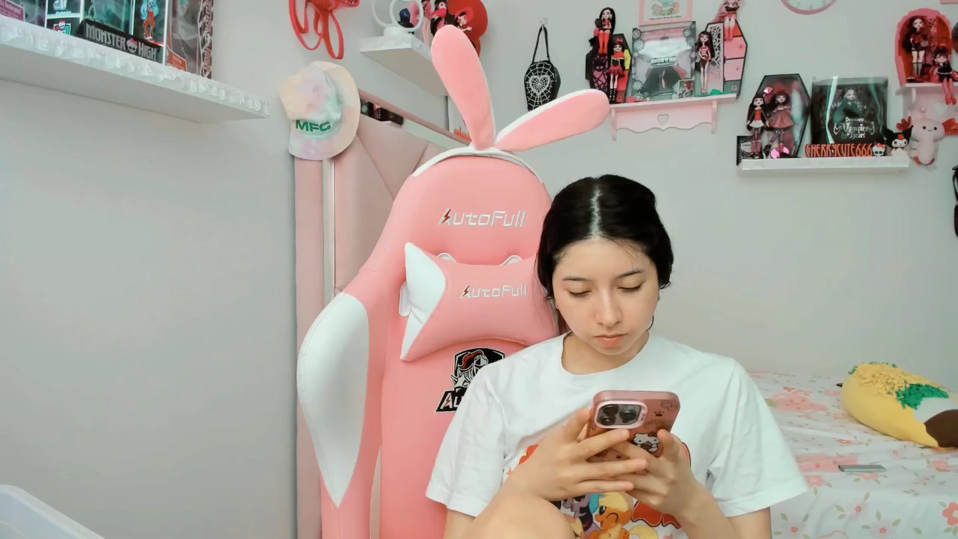 Gallery image thumbnail from Cherrycute666's myfreecams stream on, 04/21/2025, 19:43 image 9 of 20