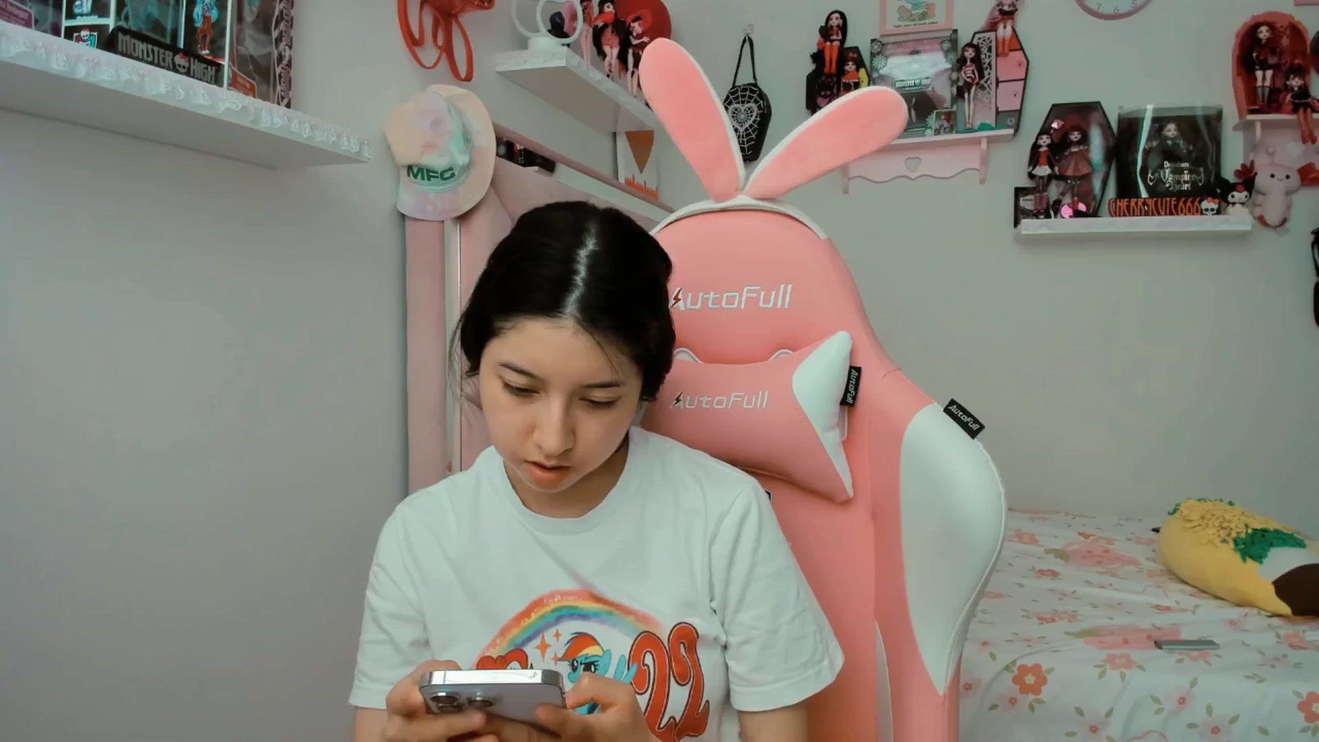 Gallery image thumbnail from Cherrycute666's myfreecams stream on, 04/21/2025, 19:43 image 17 of 20