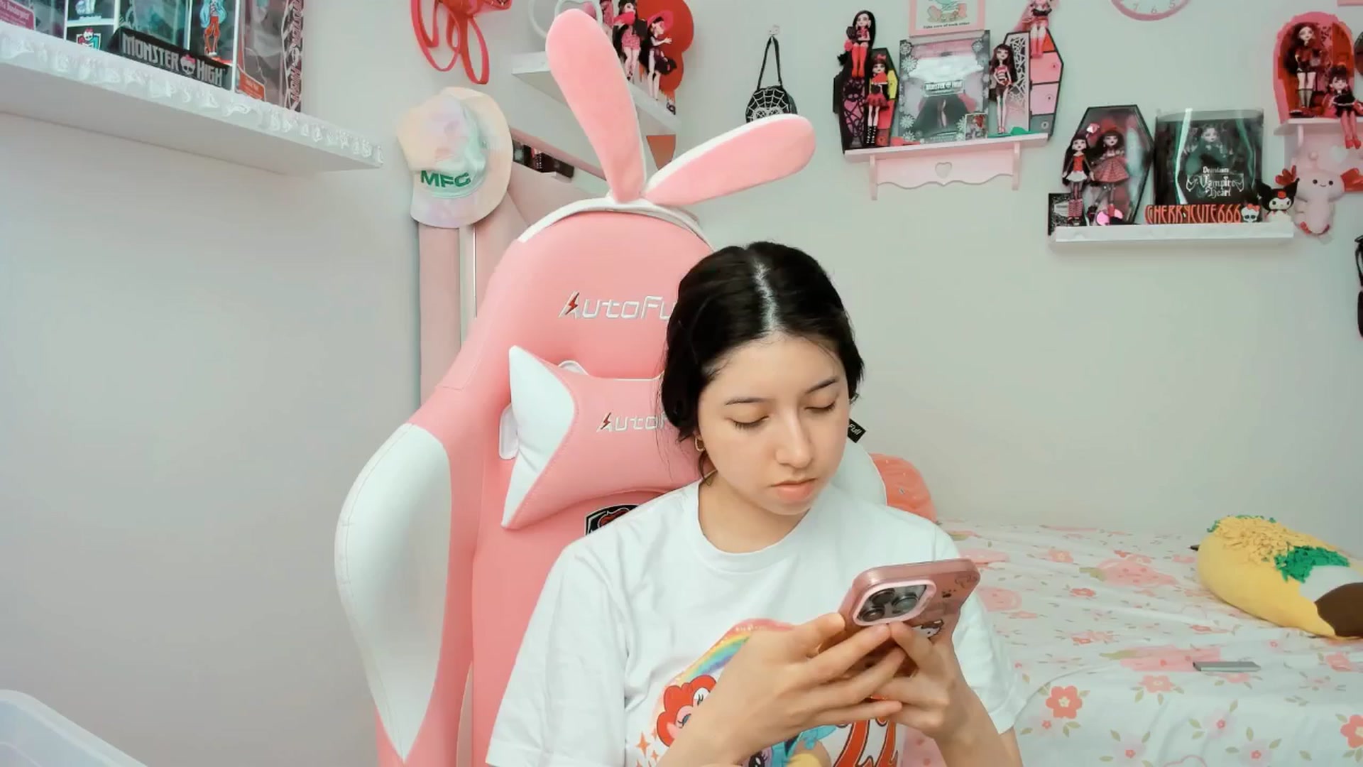 Gallery image thumbnail from Cherrycute666's myfreecams stream on, 04/21/2025, 19:43 image 12 of 20