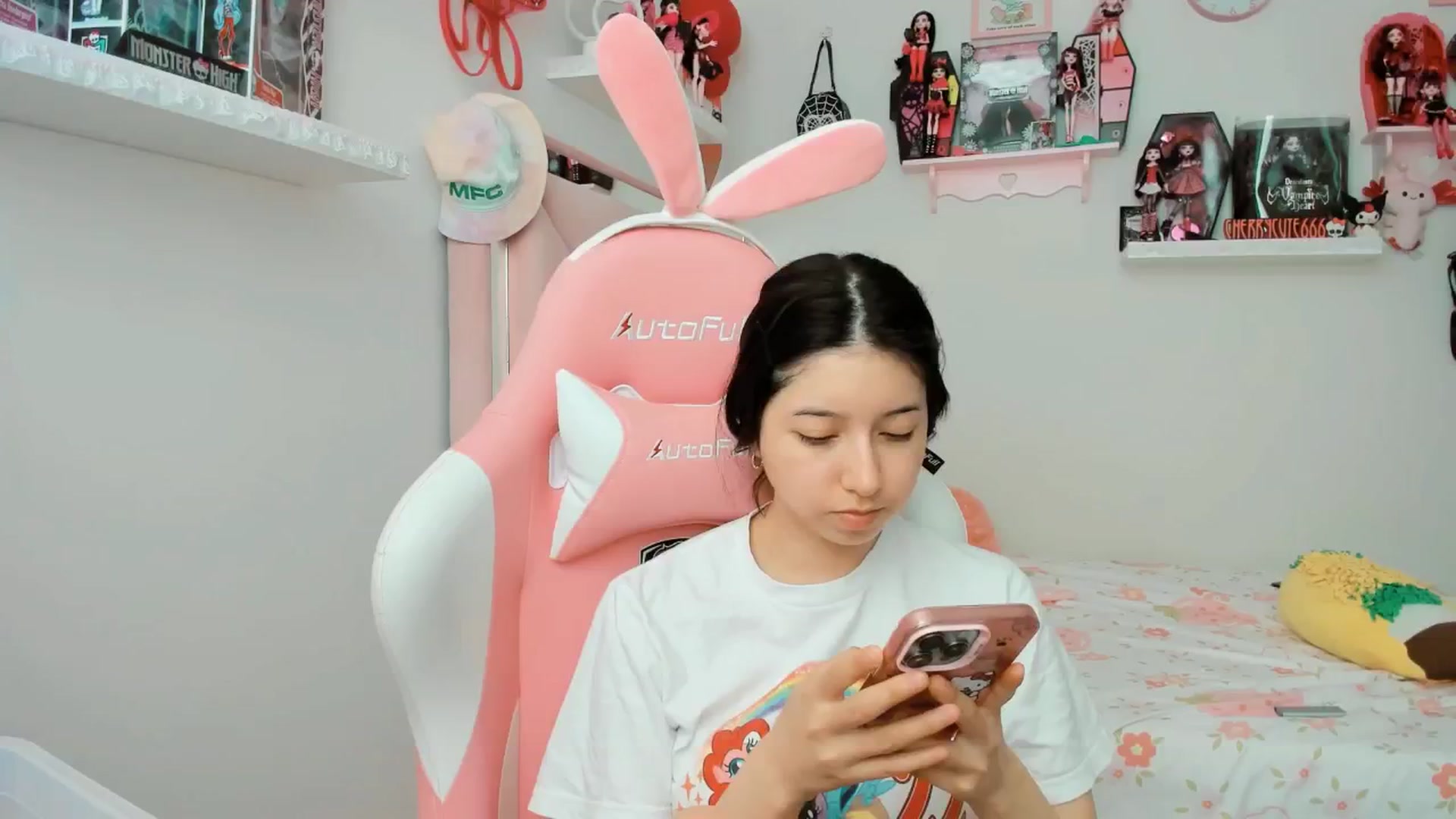 Gallery image thumbnail from Cherrycute666's myfreecams stream on, 04/21/2025, 19:43 image 11 of 20