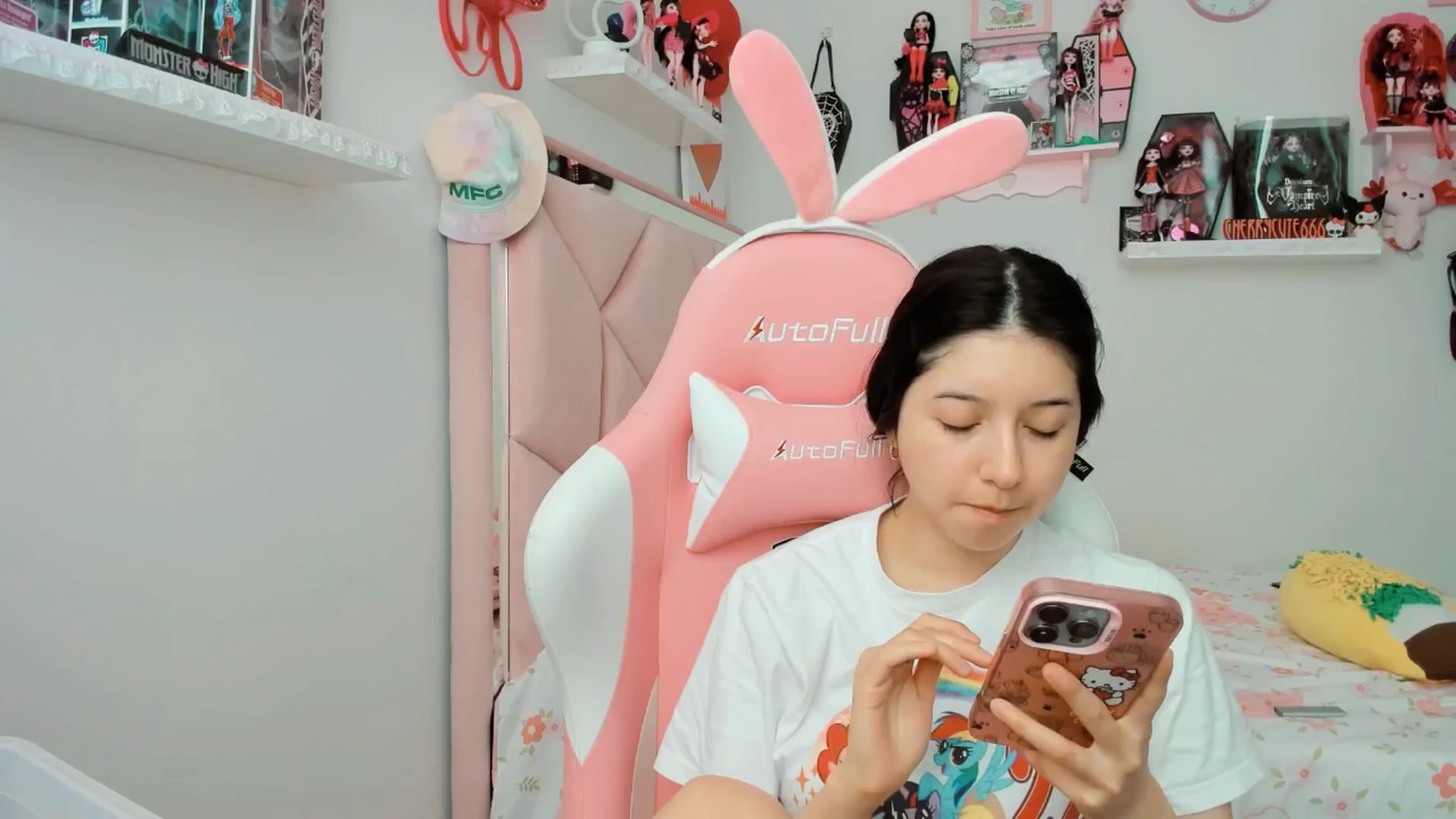 Gallery image thumbnail from Cherrycute666's myfreecams stream on, 04/21/2025, 19:43 image 6 of 20