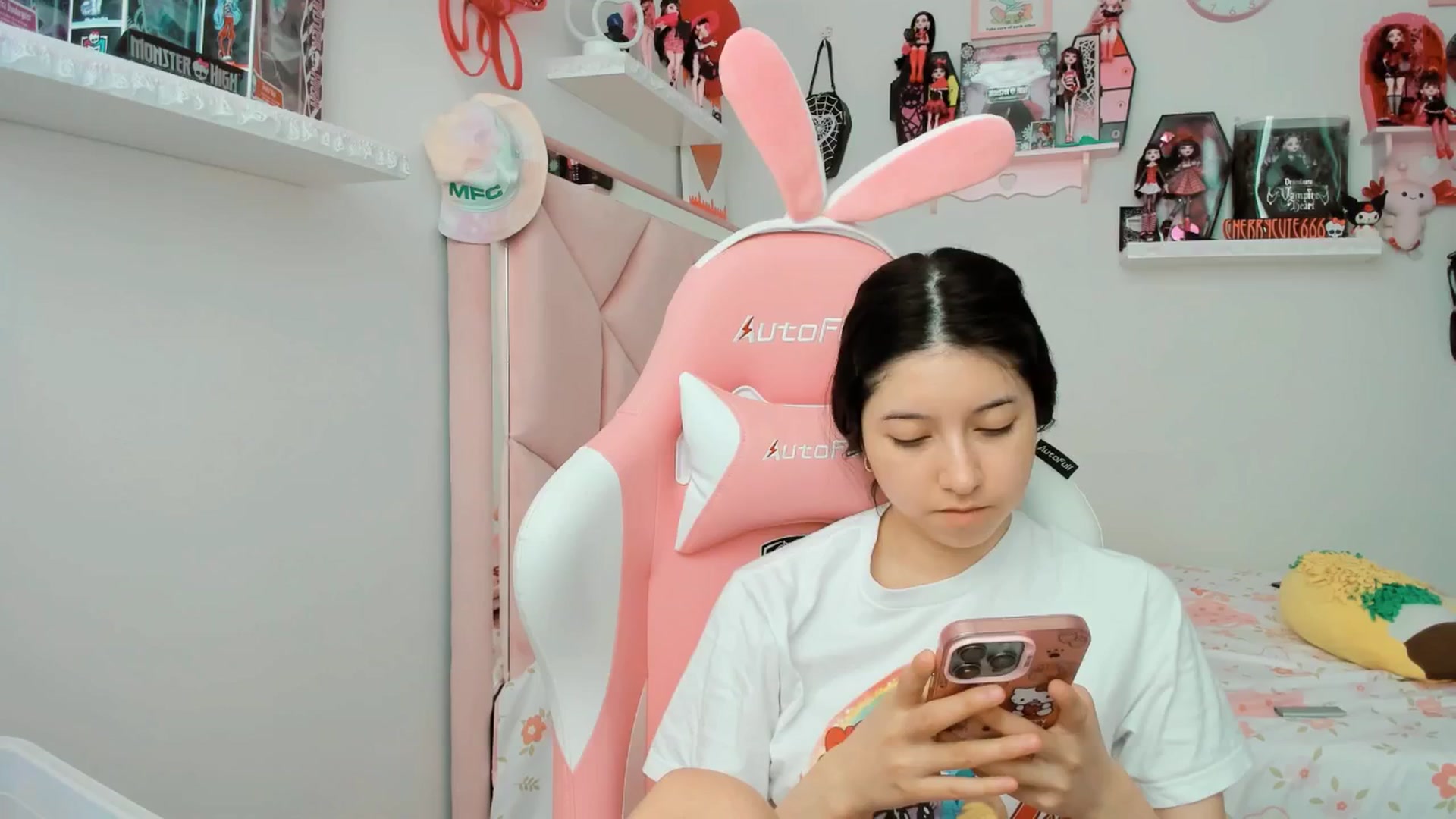 Gallery image thumbnail from Cherrycute666's myfreecams stream on, 04/21/2025, 19:43 image 7 of 20