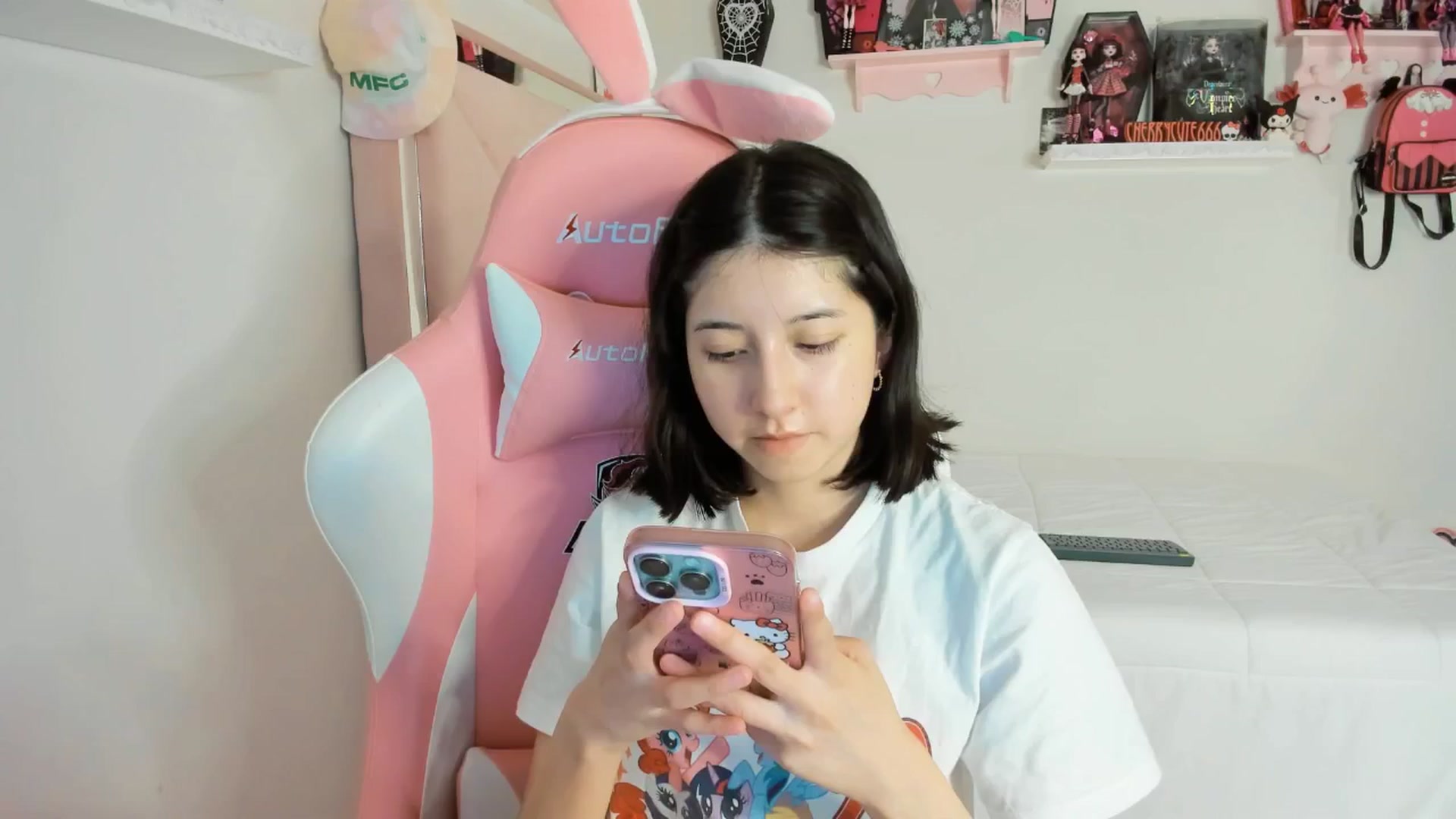 Gallery image thumbnail from Cherrycute666's myfreecams stream on, 05/06/2025, 05:15 image 11 of 20