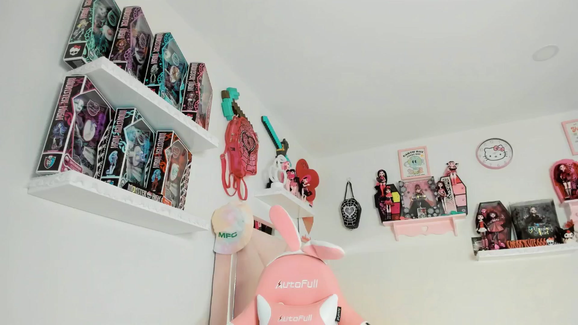 Gallery image thumbnail from Cherrycute666's myfreecams stream on, 05/06/2025, 05:15 image 16 of 20