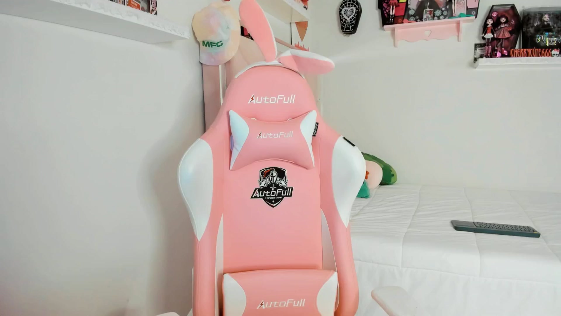 Gallery image thumbnail from Cherrycute666's myfreecams stream on, 05/06/2025, 05:15 image 17 of 20