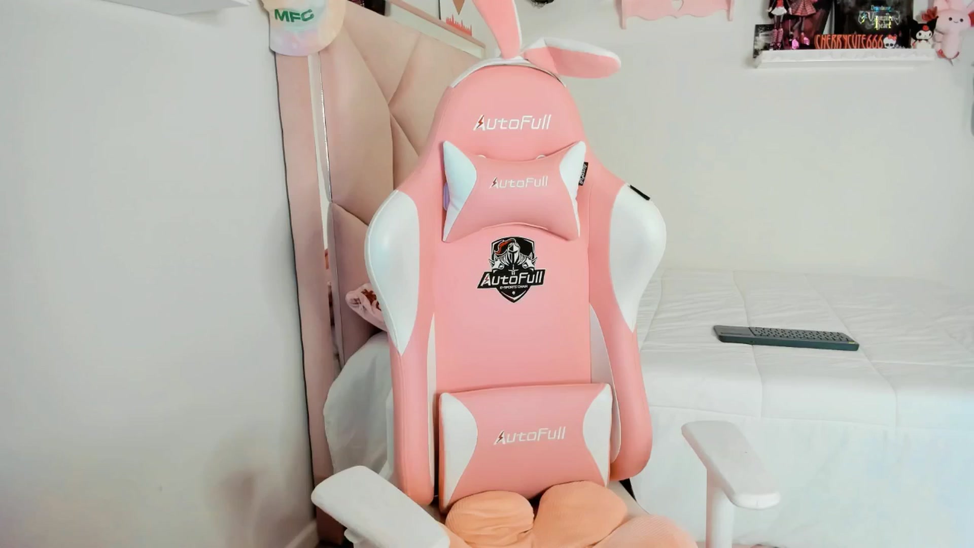 Gallery image thumbnail from Cherrycute666's myfreecams stream on, 05/06/2025, 05:15 image 2 of 20