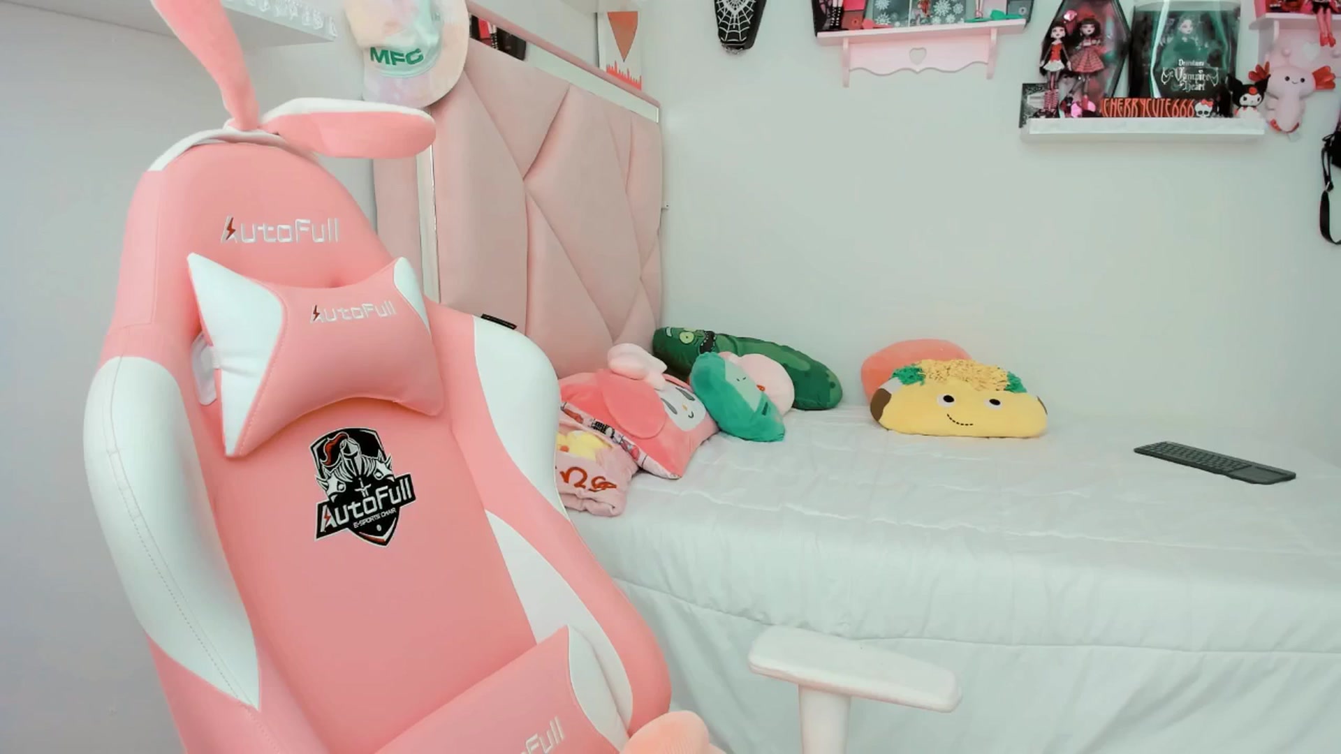 Gallery image thumbnail from Cherrycute666's myfreecams stream on, 05/06/2025, 20:08 image 13 of 20