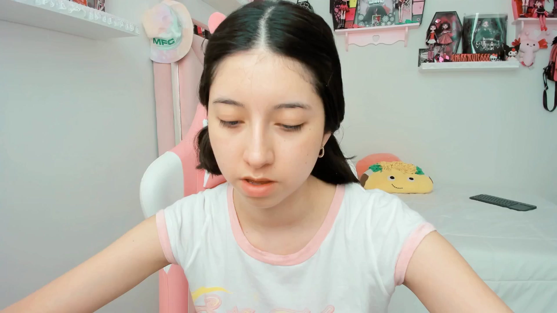 Gallery image thumbnail from Cherrycute666's myfreecams stream on, 05/06/2025, 20:08 image 15 of 20