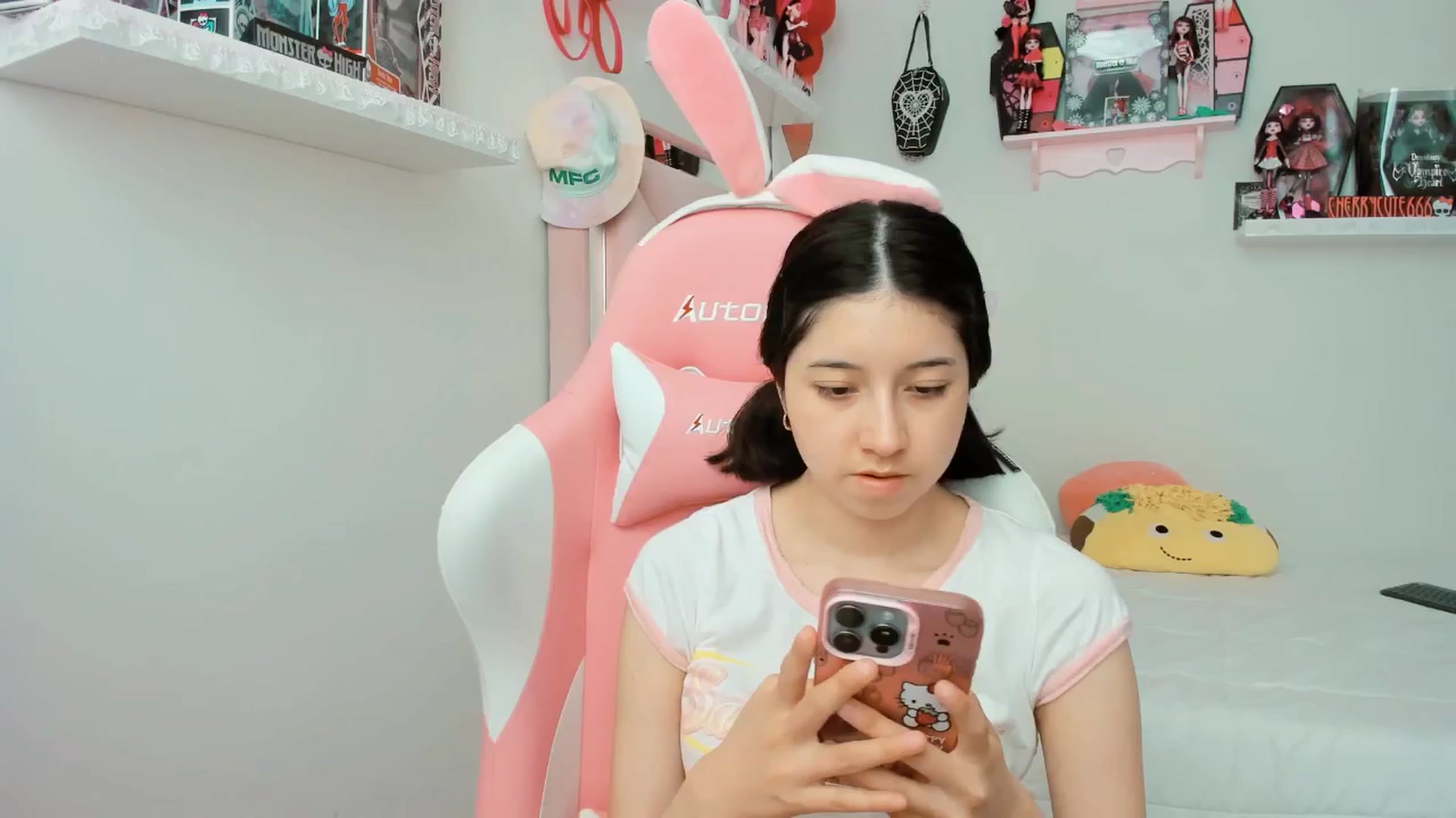 Gallery image thumbnail from Cherrycute666's myfreecams stream on, 05/06/2025, 20:08 image 8 of 20