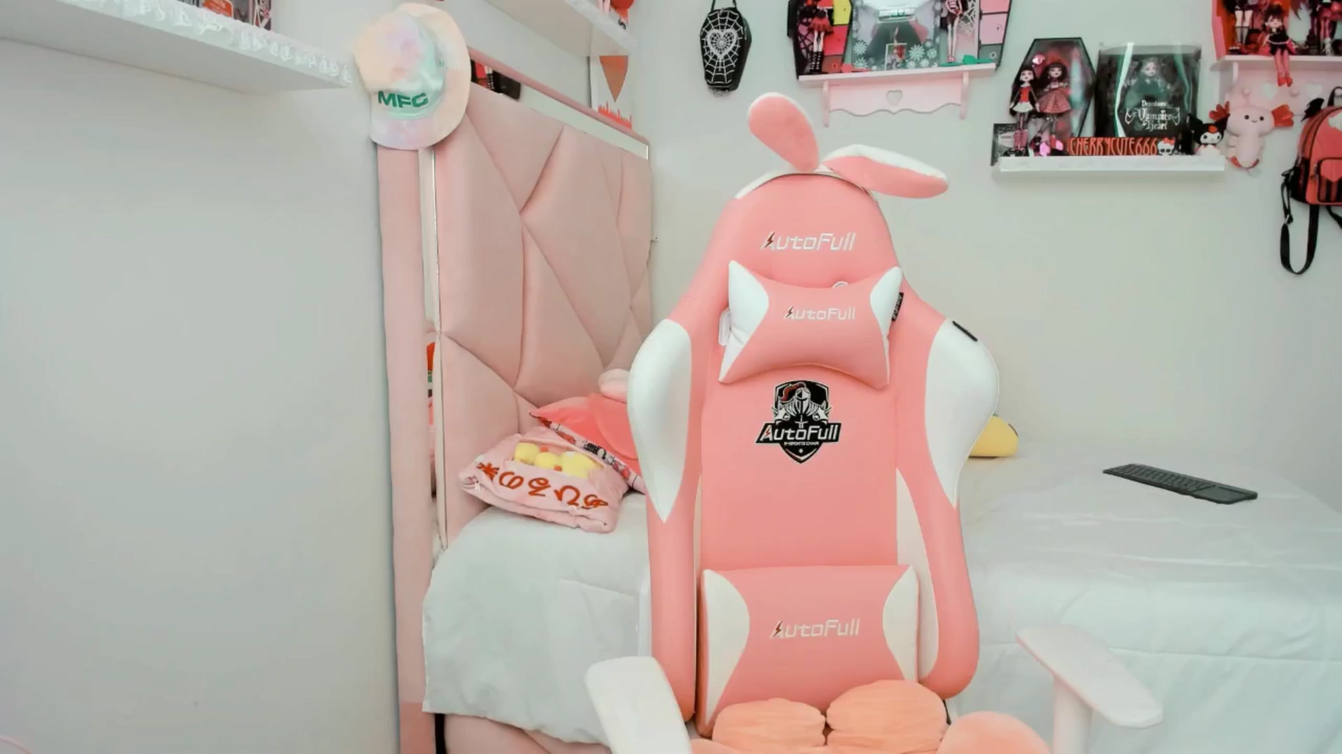 Gallery image thumbnail from Cherrycute666's myfreecams stream on, 05/07/2025, 24:22 image 4 of 20