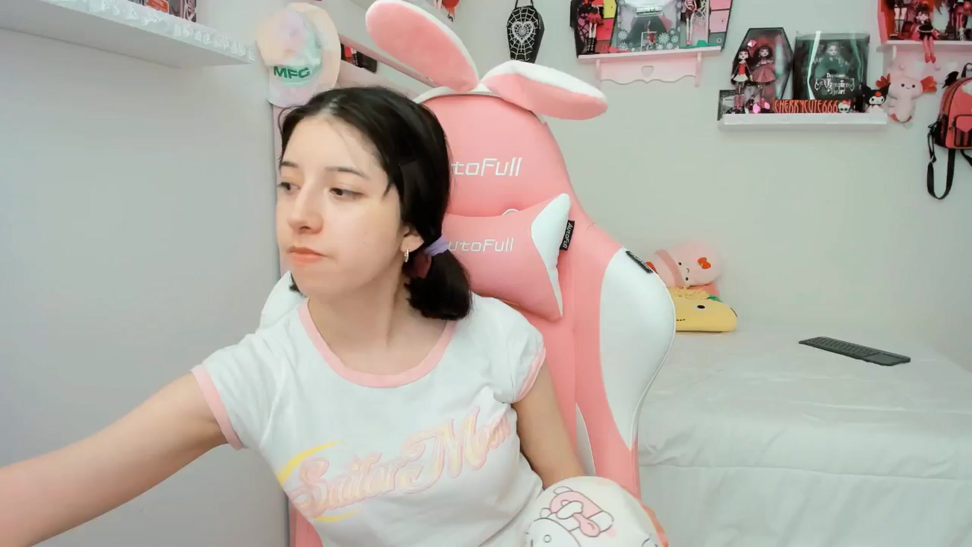 Gallery image thumbnail from Cherrycute666's myfreecams stream on, 05/07/2025, 24:22 image 3 of 20