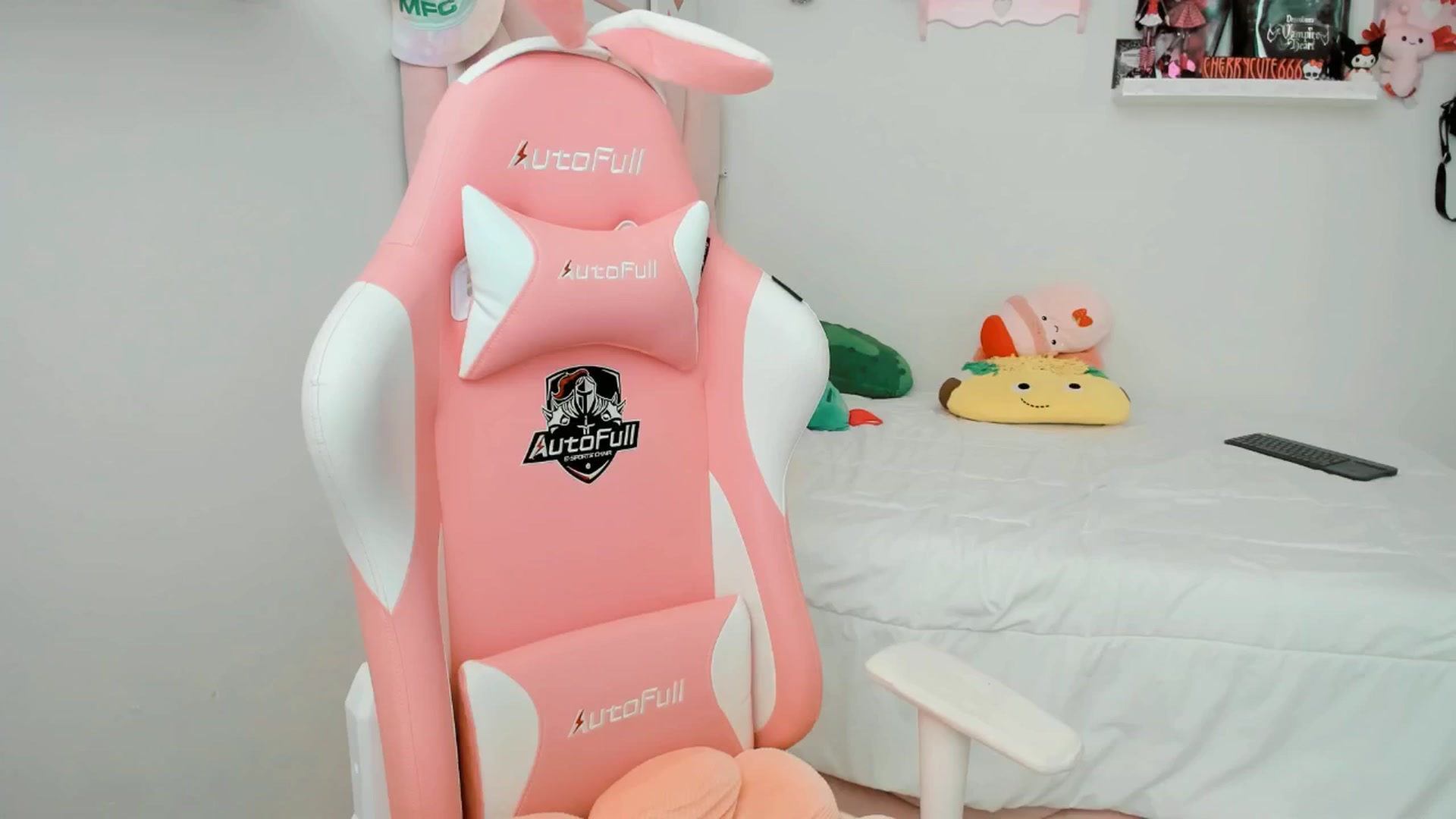 Gallery image thumbnail from Cherrycute666's myfreecams stream on, 05/07/2025, 24:22 image 9 of 20