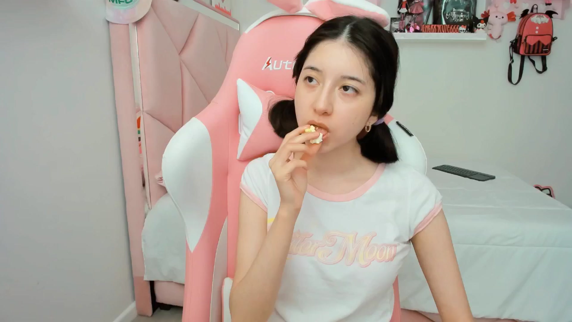 Gallery image thumbnail from Cherrycute666's myfreecams stream on, 05/07/2025, 24:22 image 5 of 20