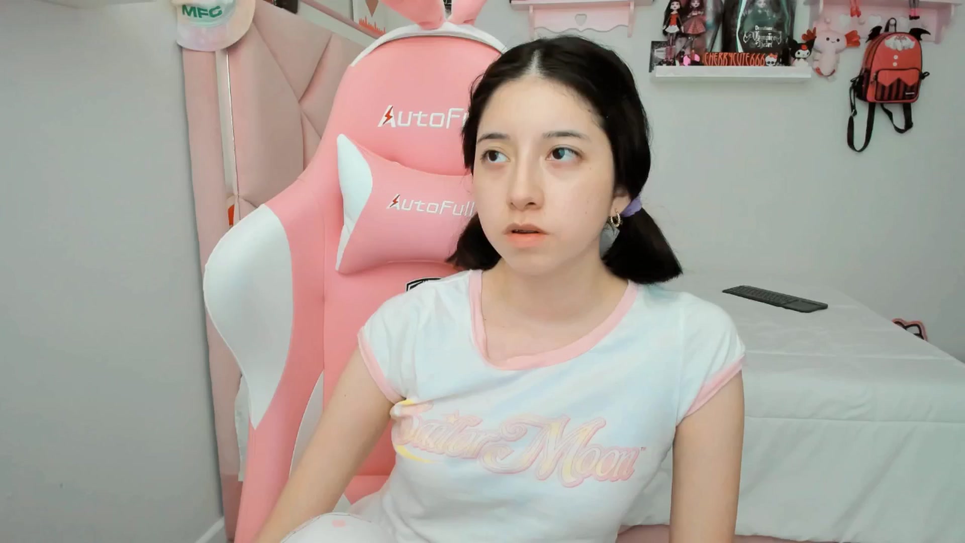 Gallery image thumbnail from Cherrycute666's myfreecams stream on, 05/07/2025, 24:22 image 14 of 20