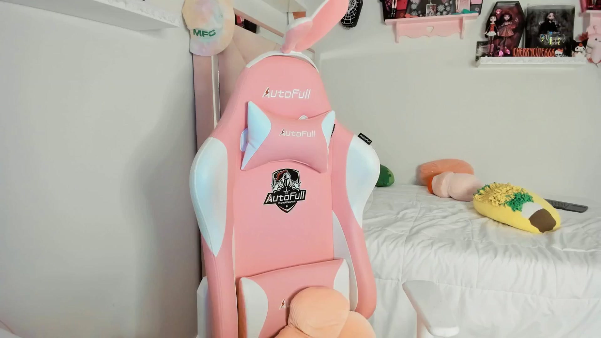 Gallery image thumbnail from Cherrycute666's myfreecams stream on, 05/07/2025, 04:13 image 3 of 20