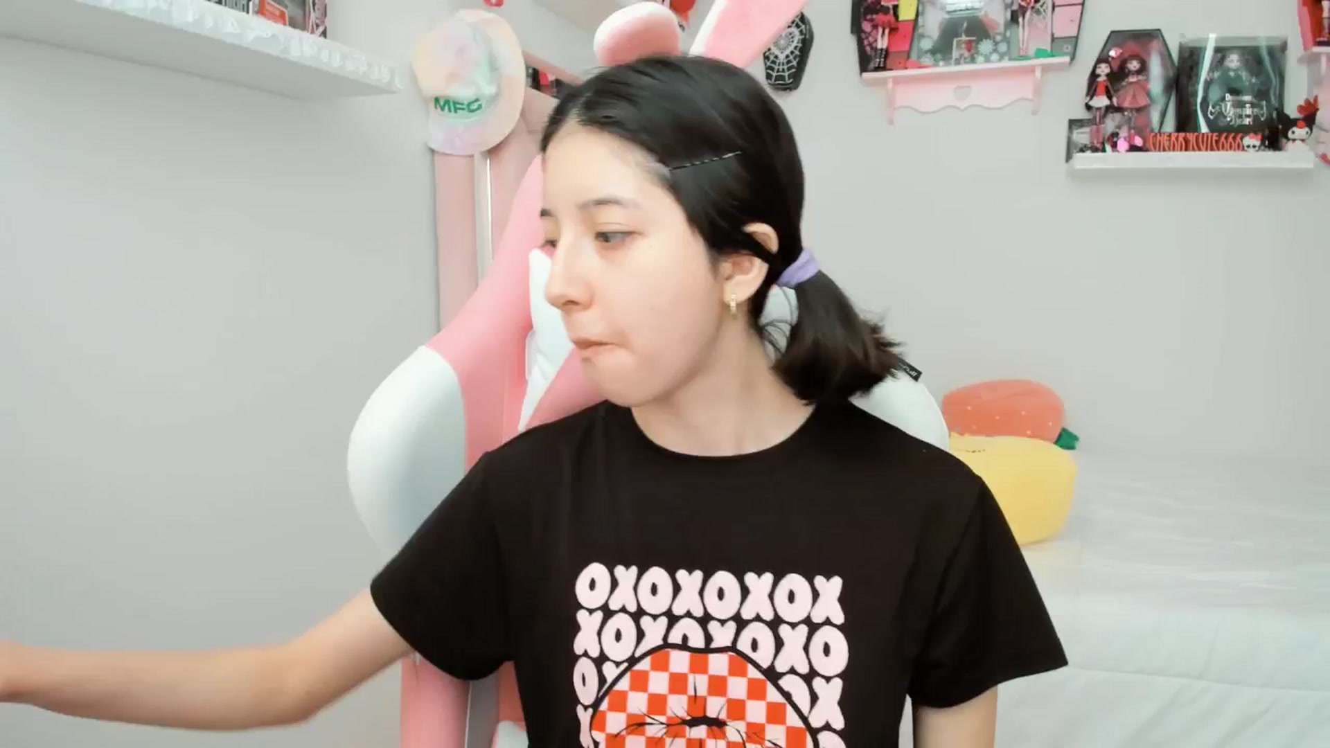 Gallery image thumbnail from Cherrycute666's myfreecams stream on, 05/07/2025, 22:37 image 17 of 20
