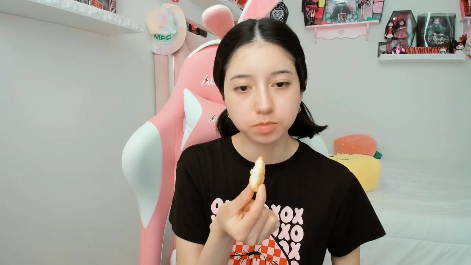 Gallery image thumbnail from Cherrycute666's myfreecams stream on, 05/07/2025, 22:37 image 19 of 20