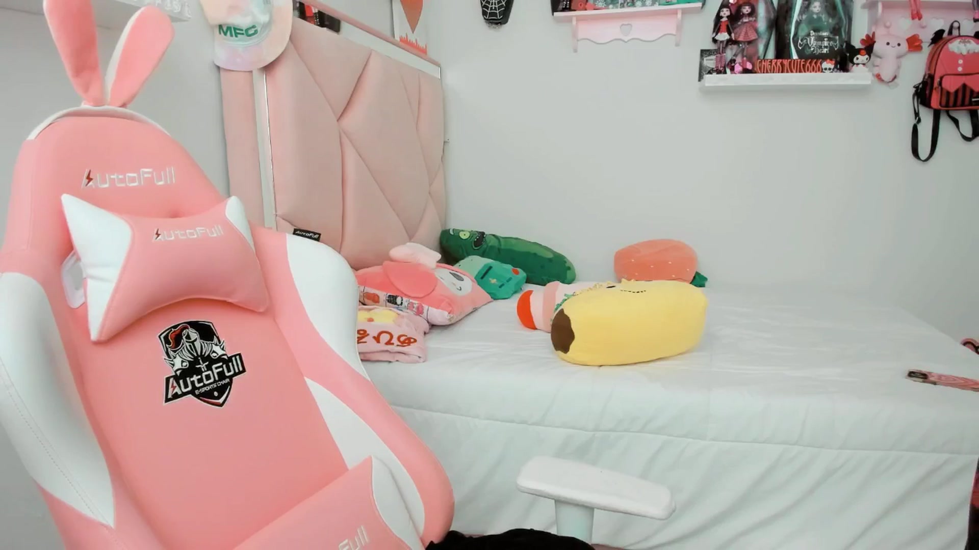 Gallery image thumbnail from Cherrycute666's myfreecams stream on, 05/07/2025, 23:11 image 19 of 20