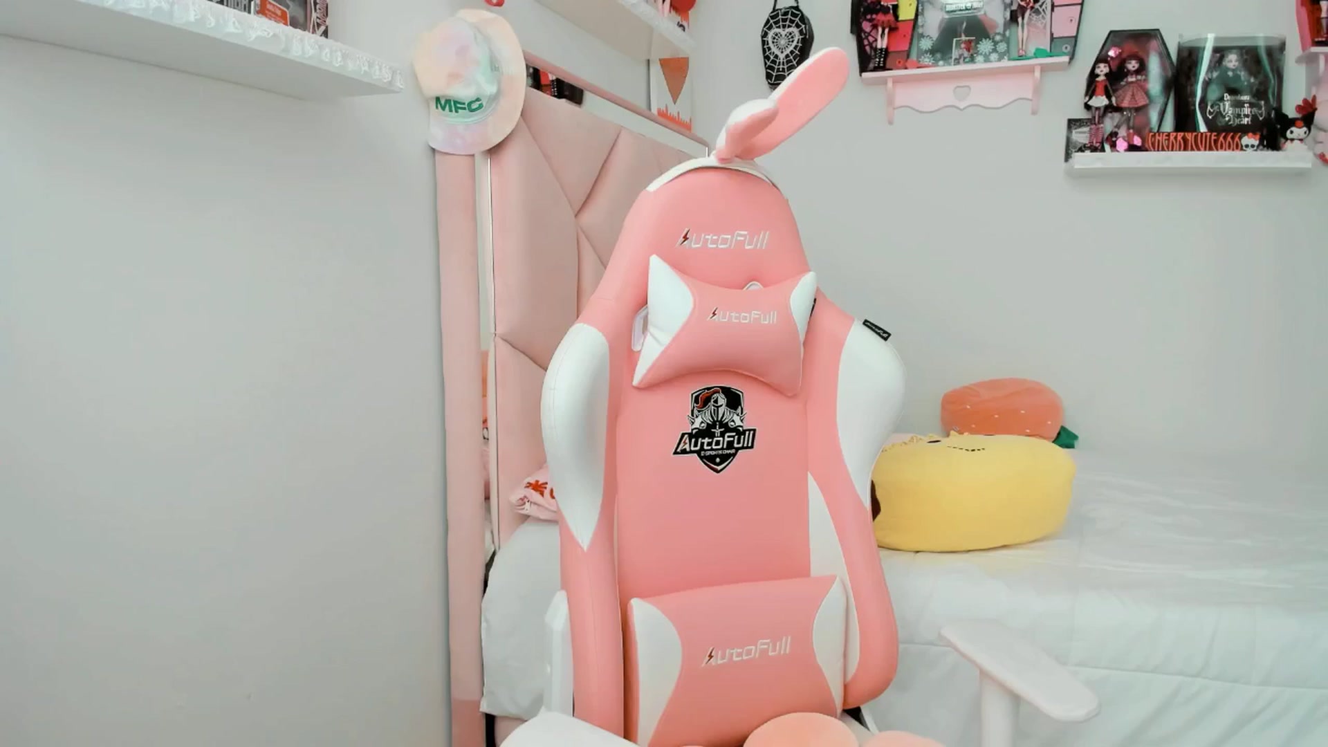 Gallery image thumbnail from Cherrycute666's myfreecams stream on, 05/07/2025, 23:11 image 1 of 20
