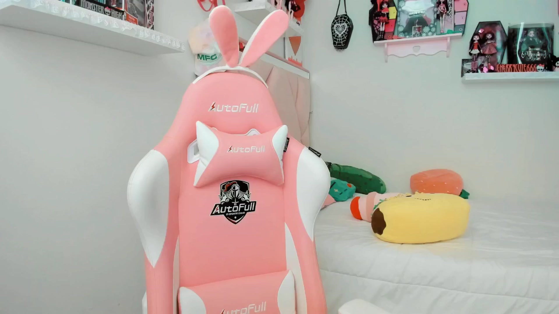 Gallery image thumbnail from Cherrycute666's myfreecams stream on, 05/07/2025, 23:34 image 15 of 20
