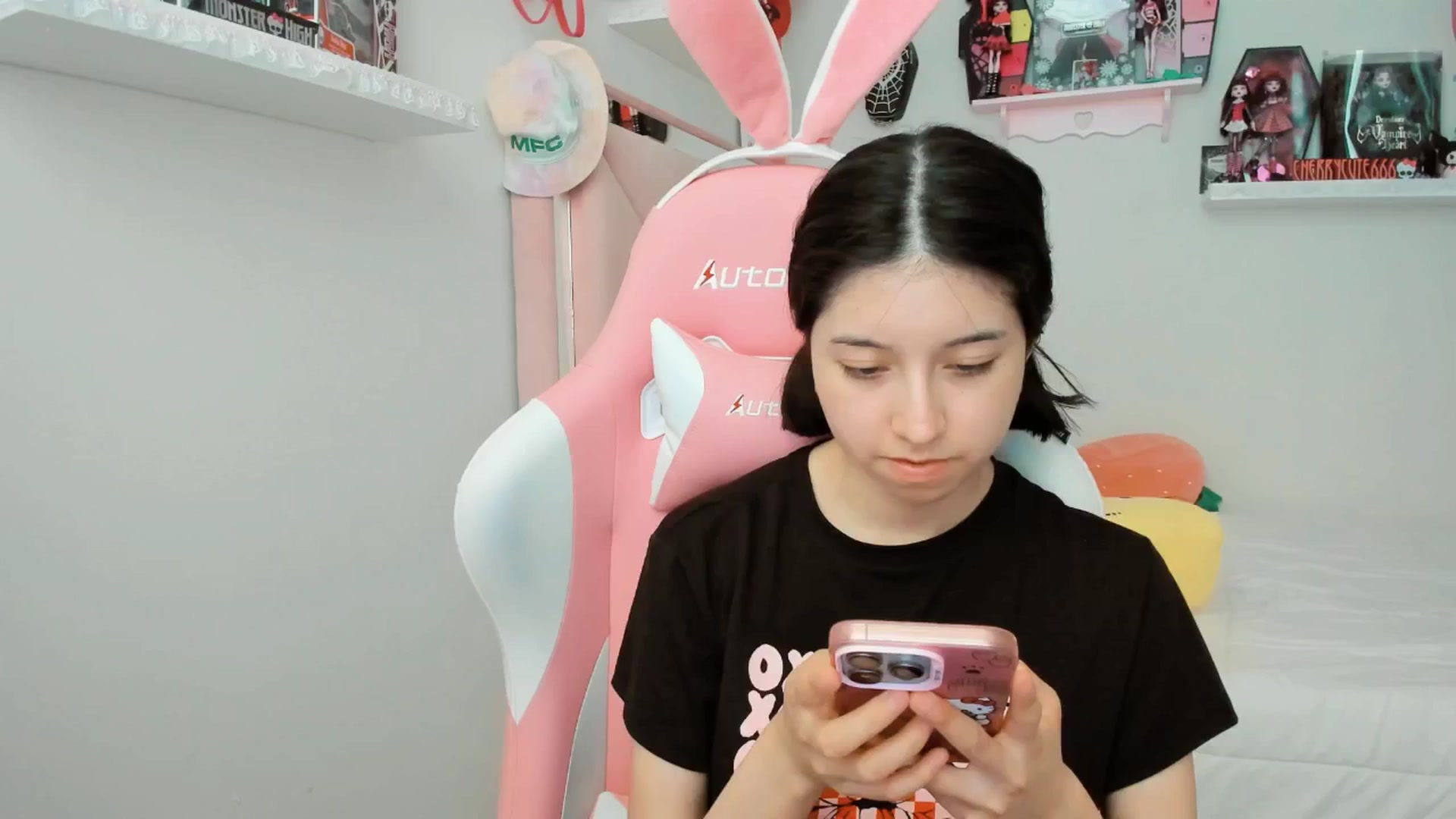 Gallery image thumbnail from Cherrycute666's myfreecams stream on, 05/07/2025, 23:34 image 19 of 20