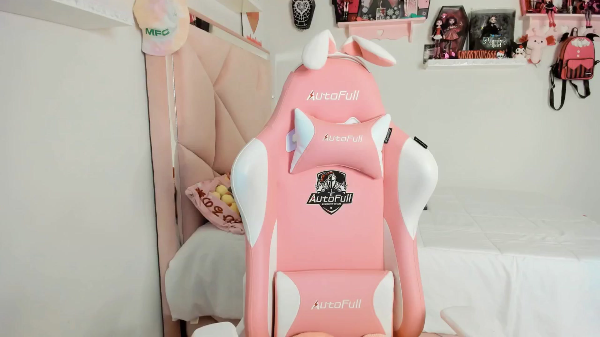 Gallery image thumbnail from Cherrycute666's myfreecams stream on, 05/08/2025, 01:51 image 17 of 20