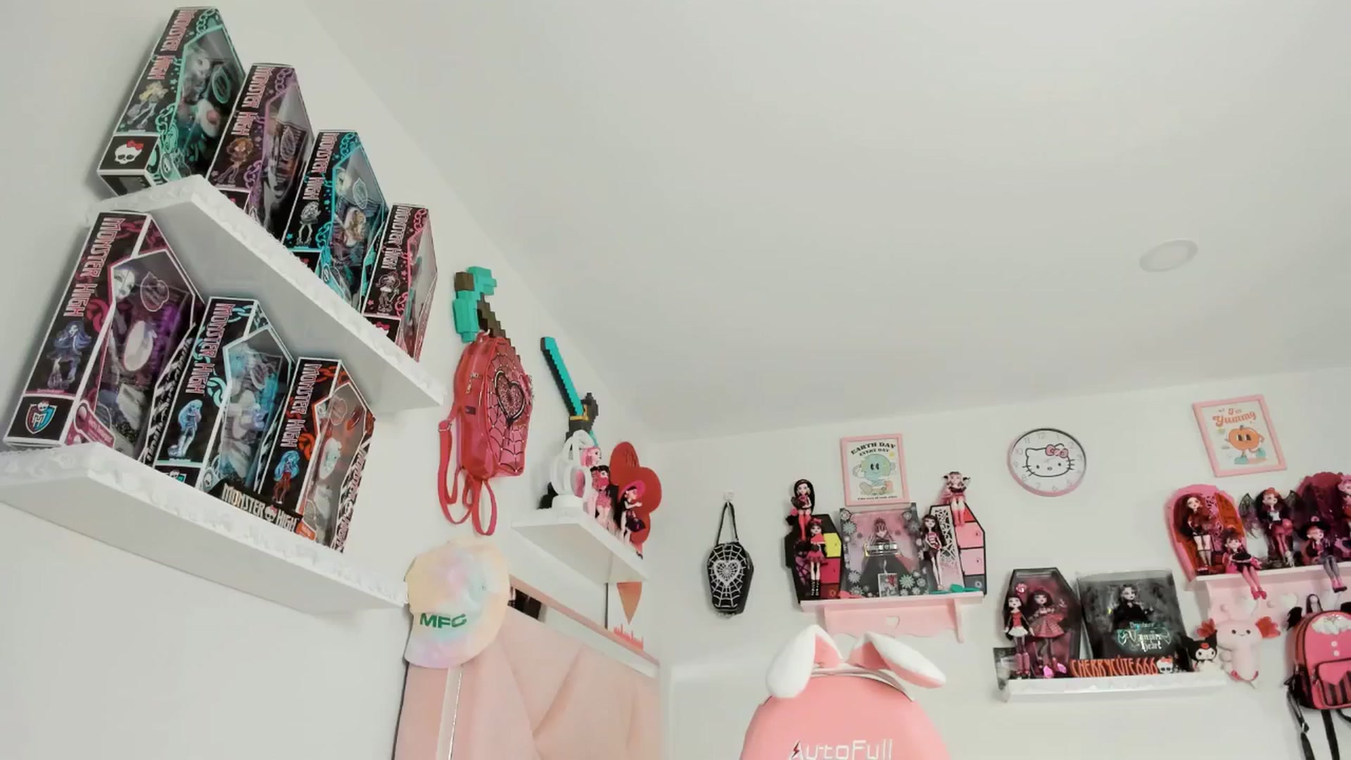 Gallery image thumbnail from Cherrycute666's myfreecams stream on, 05/08/2025, 01:51 image 15 of 20