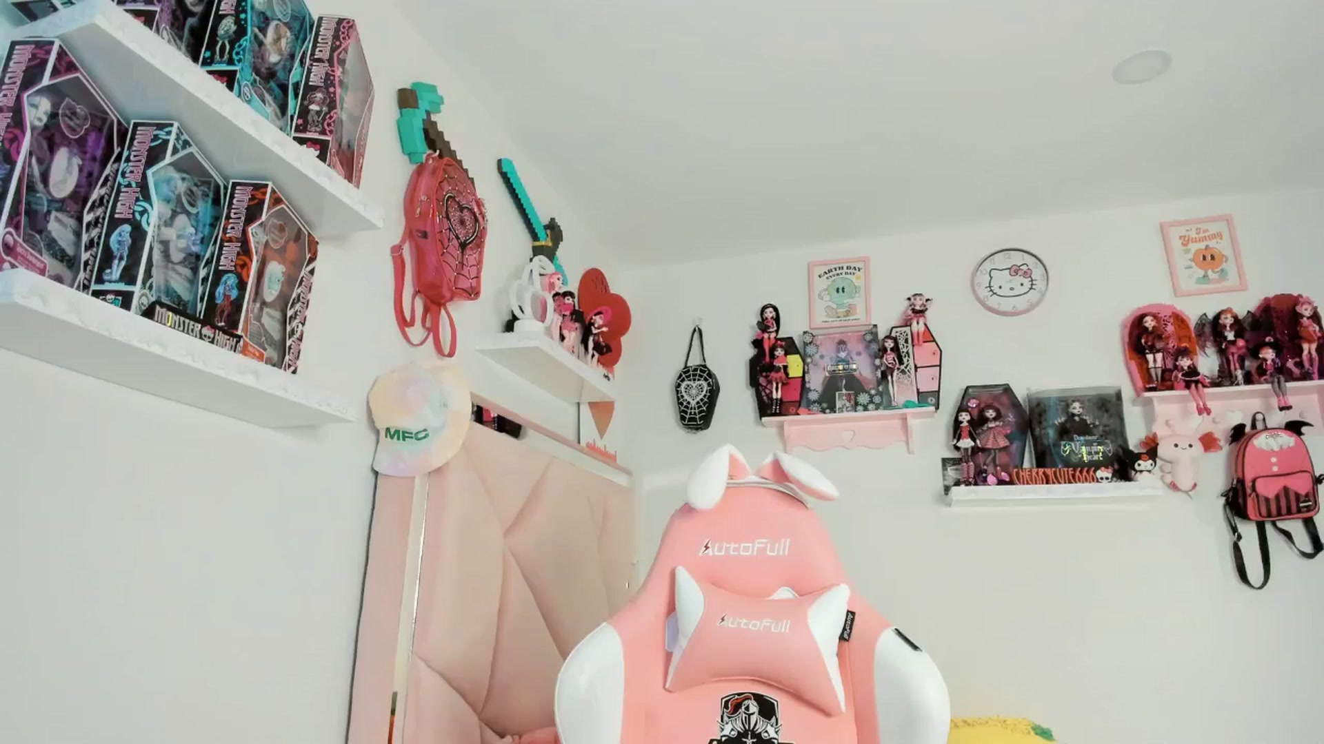 Gallery image thumbnail from Cherrycute666's myfreecams stream on, 05/10/2025, 24:07 image 1 of 20