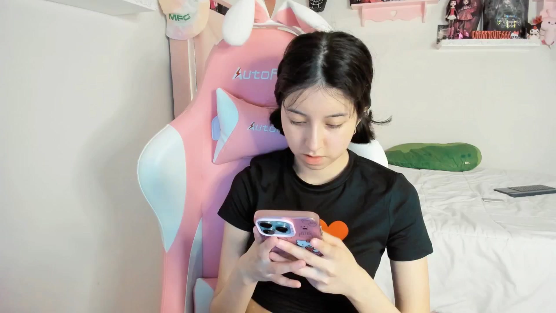 Gallery image thumbnail from Cherrycute666's myfreecams stream on, 05/11/2025, 01:58 image 10 of 20