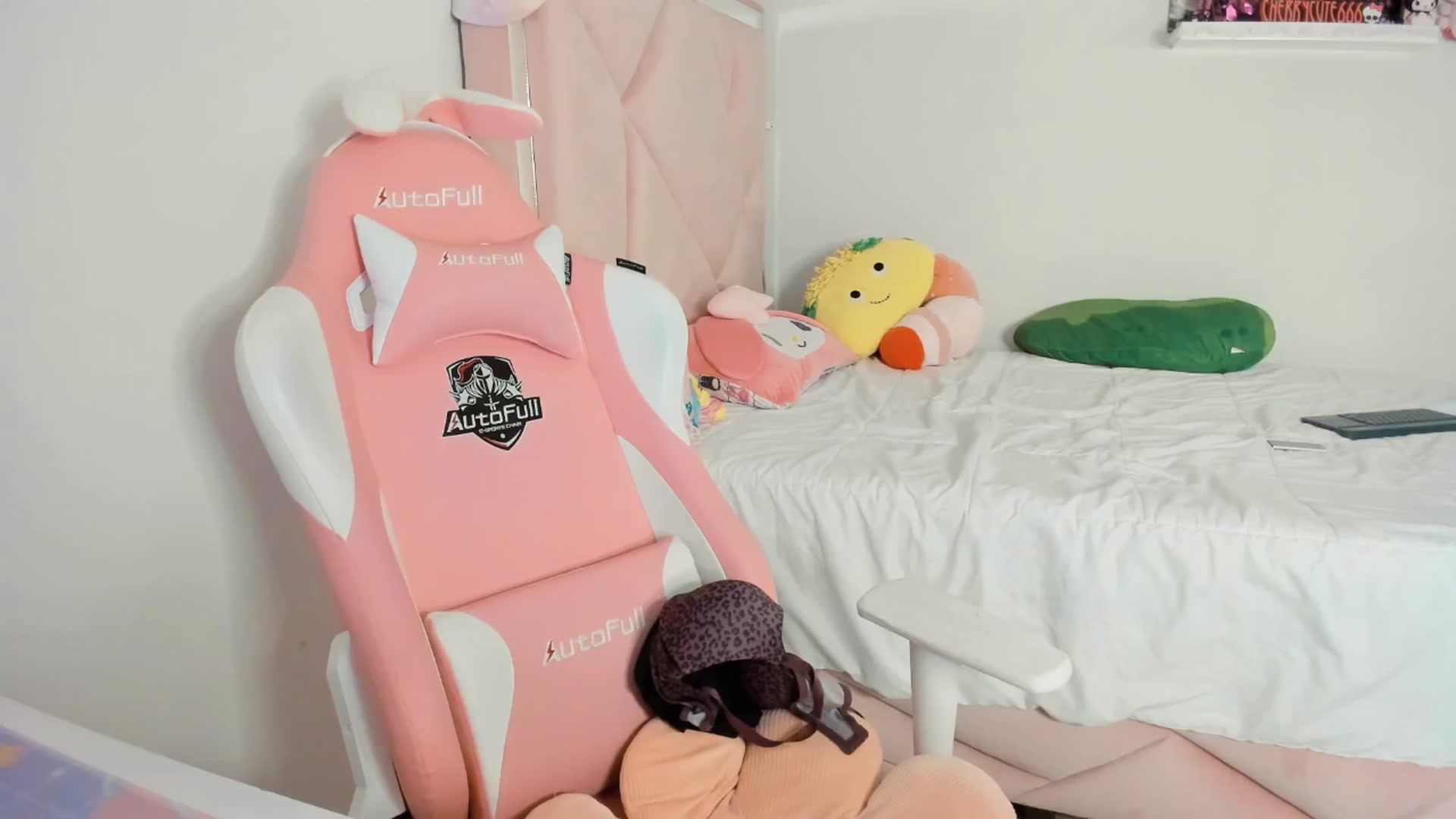 Gallery image thumbnail from Cherrycute666's myfreecams stream on, 05/11/2025, 01:58 image 14 of 20