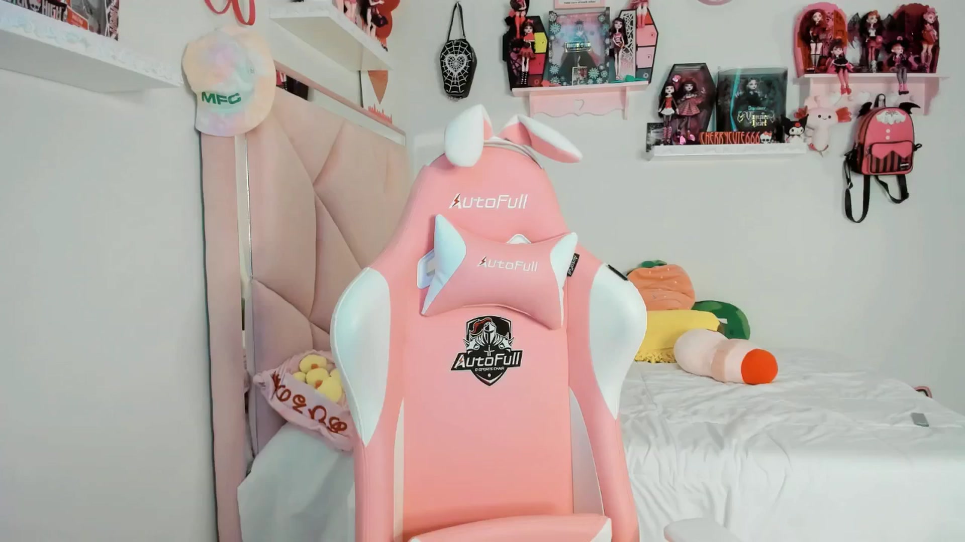 Gallery image thumbnail from Cherrycute666's myfreecams stream on, 05/12/2025, 24:06 image 19 of 20