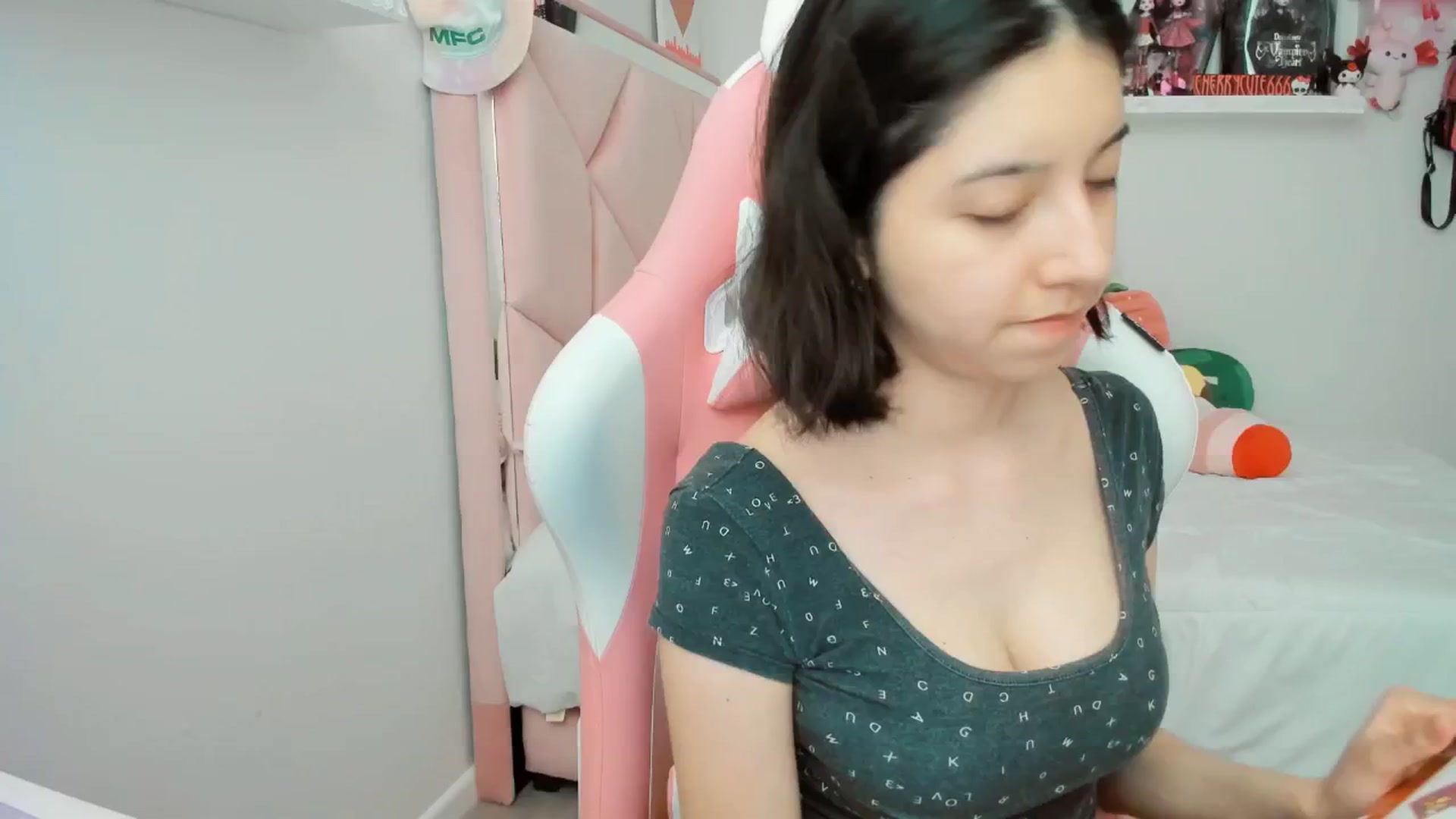 Gallery image thumbnail from Cherrycute666's myfreecams stream on, 05/12/2025, 24:06 image 13 of 20