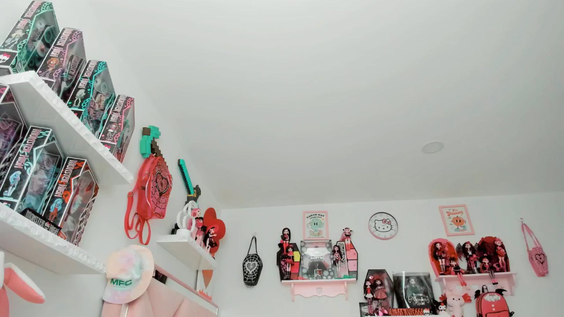 Gallery image thumbnail from Cherrycute666's myfreecams stream on, 05/12/2025, 24:06 image 7 of 20