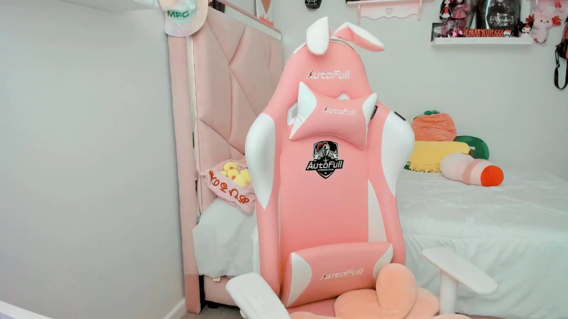 Gallery image thumbnail from Cherrycute666's myfreecams stream on, 05/12/2025, 24:06 image 14 of 20