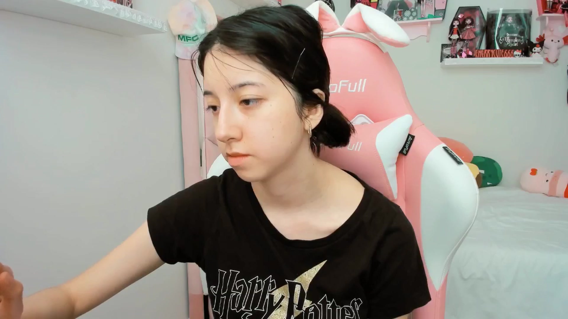 Gallery image thumbnail from Cherrycute666's myfreecams stream on, 05/13/2025, 20:05 image 17 of 20