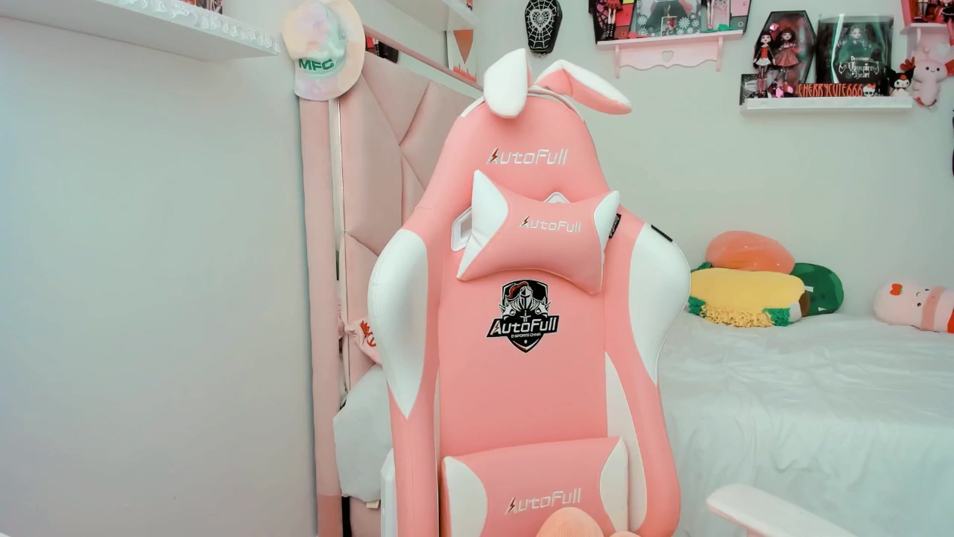 Gallery image thumbnail from Cherrycute666's myfreecams stream on, 05/13/2025, 20:05 image 18 of 20