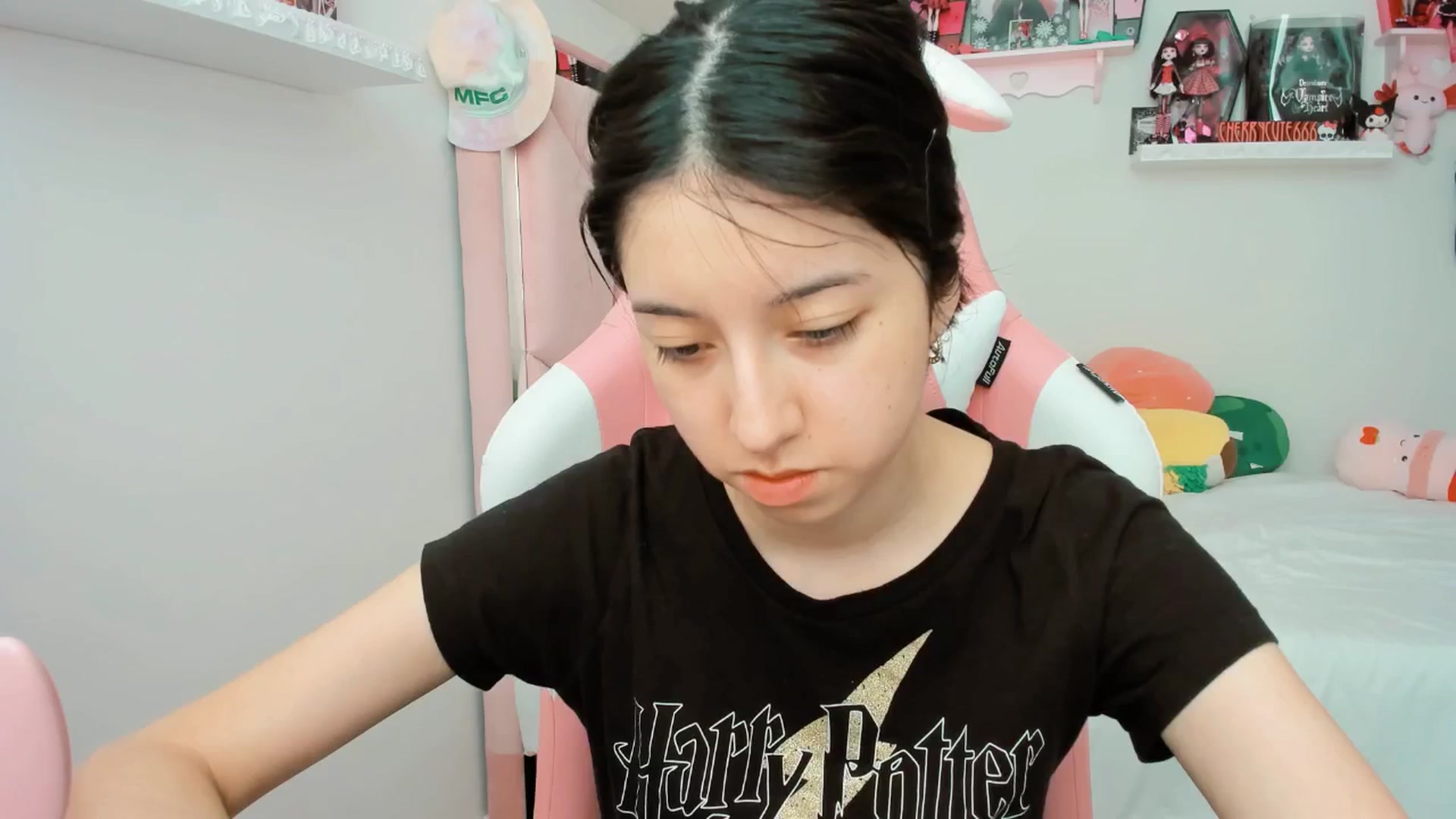 Gallery image thumbnail from Cherrycute666's myfreecams stream on, 05/13/2025, 20:05 image 16 of 20