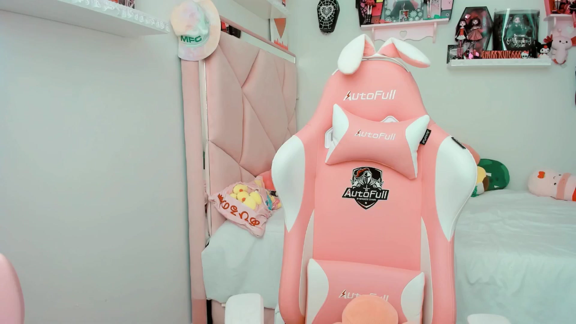 Gallery image thumbnail from Cherrycute666's myfreecams stream on, 05/13/2025, 20:05 image 15 of 20