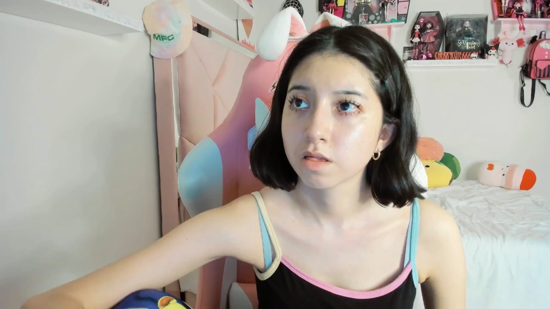 Gallery image thumbnail from Cherrycute666's myfreecams stream on, 05/14/2025, 08:38 image 17 of 20