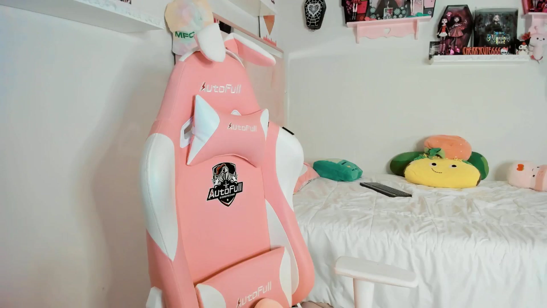 Gallery image thumbnail from Cherrycute666's myfreecams stream on, 05/14/2025, 08:38 image 12 of 20