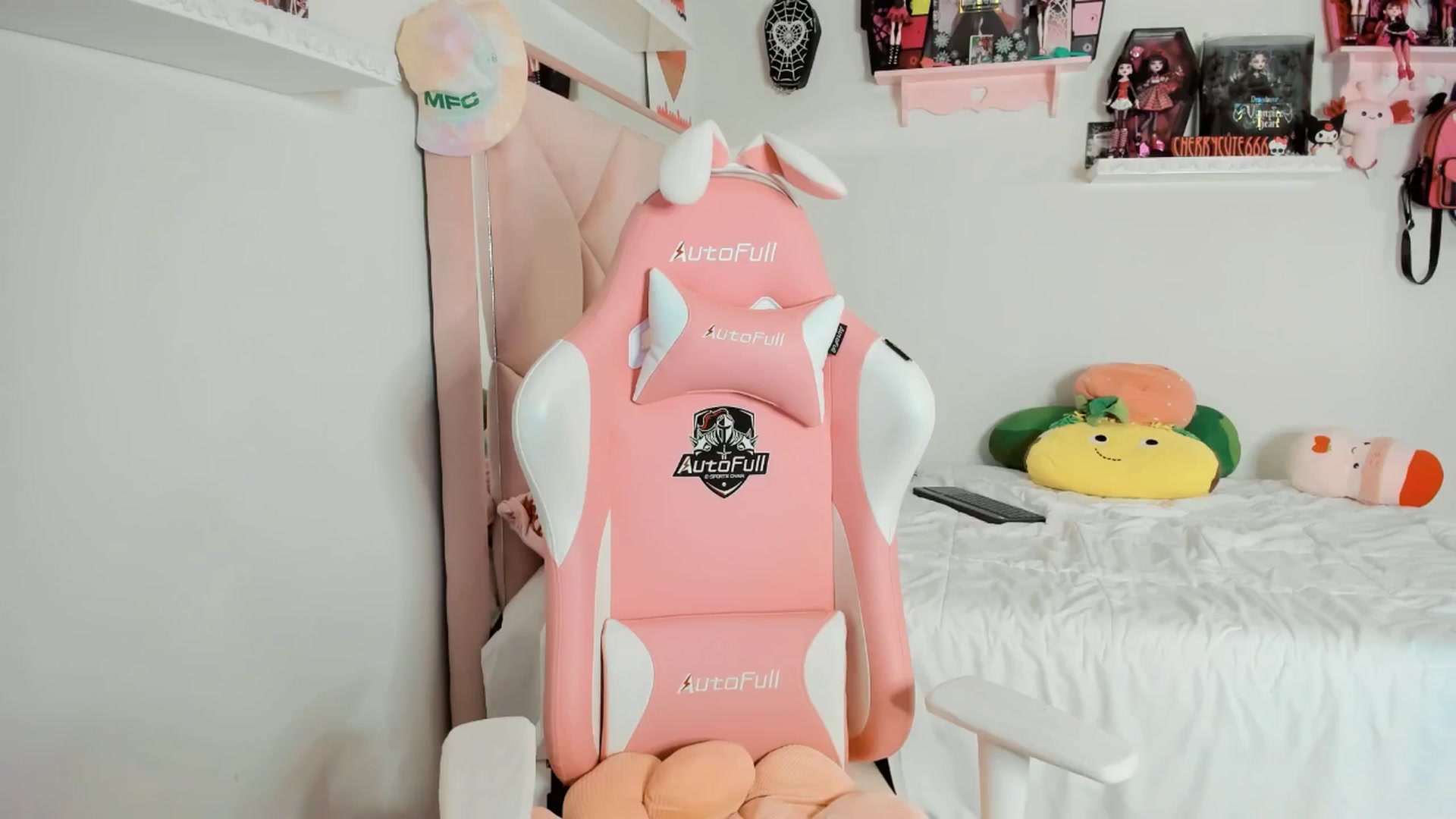Gallery image thumbnail from Cherrycute666's myfreecams stream on, 05/14/2025, 08:38 image 16 of 20