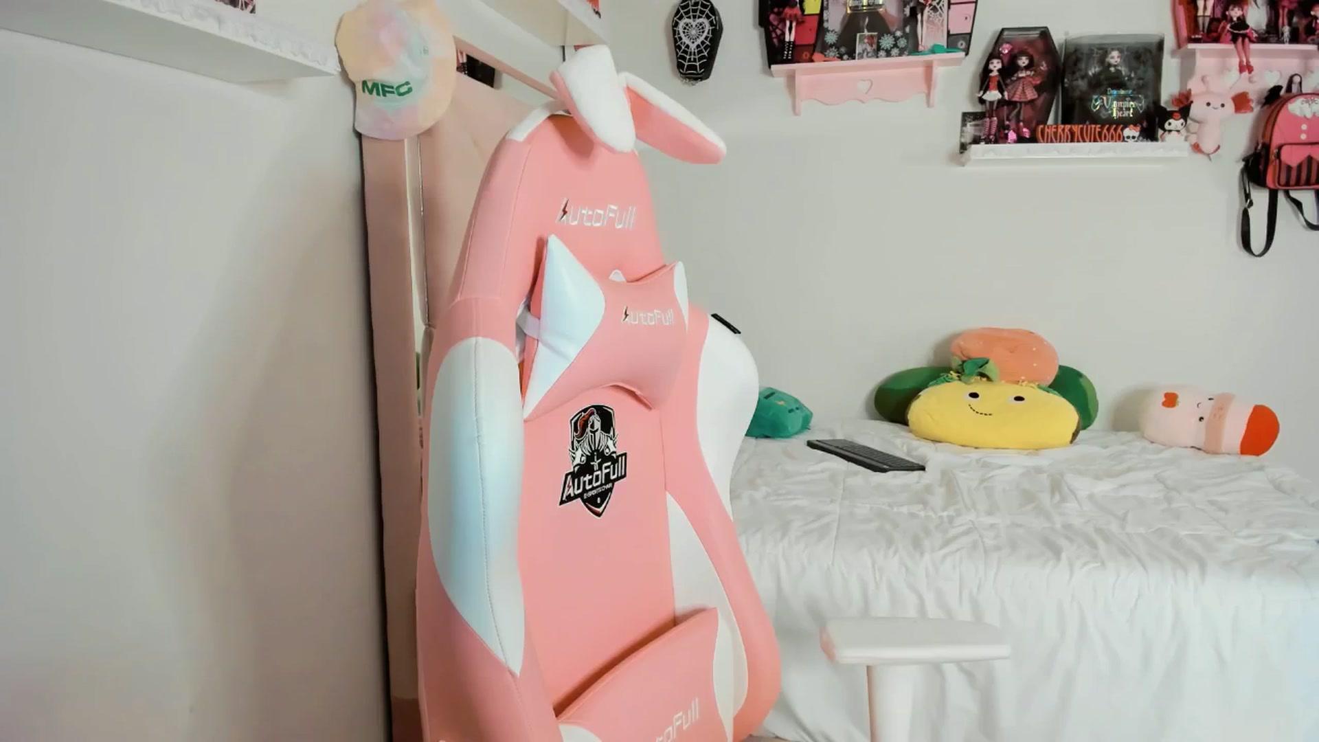 Gallery image thumbnail from Cherrycute666's myfreecams stream on, 05/14/2025, 08:38 image 19 of 20