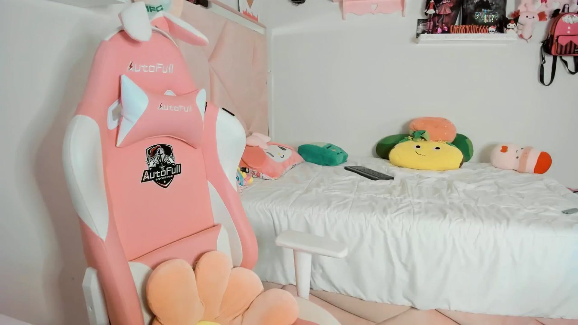 Gallery image thumbnail from Cherrycute666's myfreecams stream on, 05/14/2025, 08:38 image 4 of 20