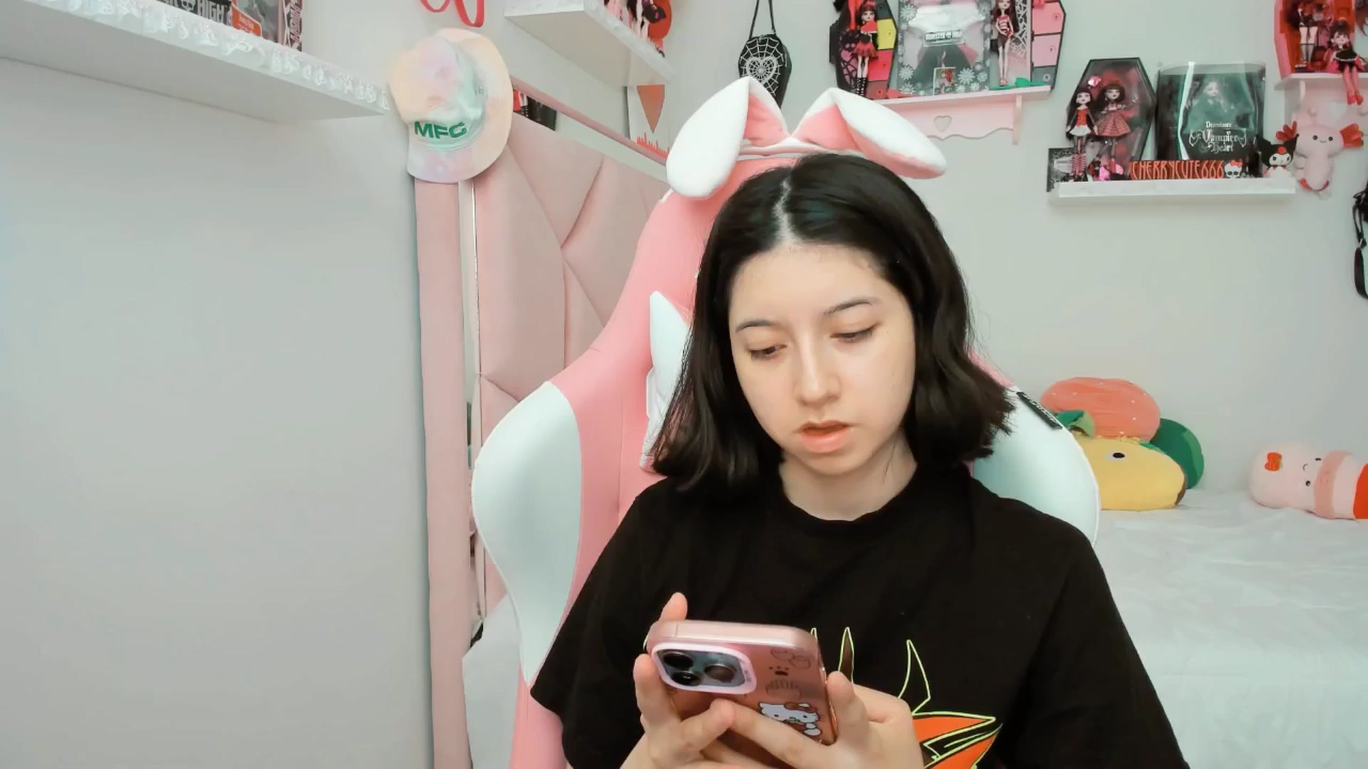 Gallery image thumbnail from Cherrycute666's myfreecams stream on, 05/14/2025, 22:19 image 12 of 20