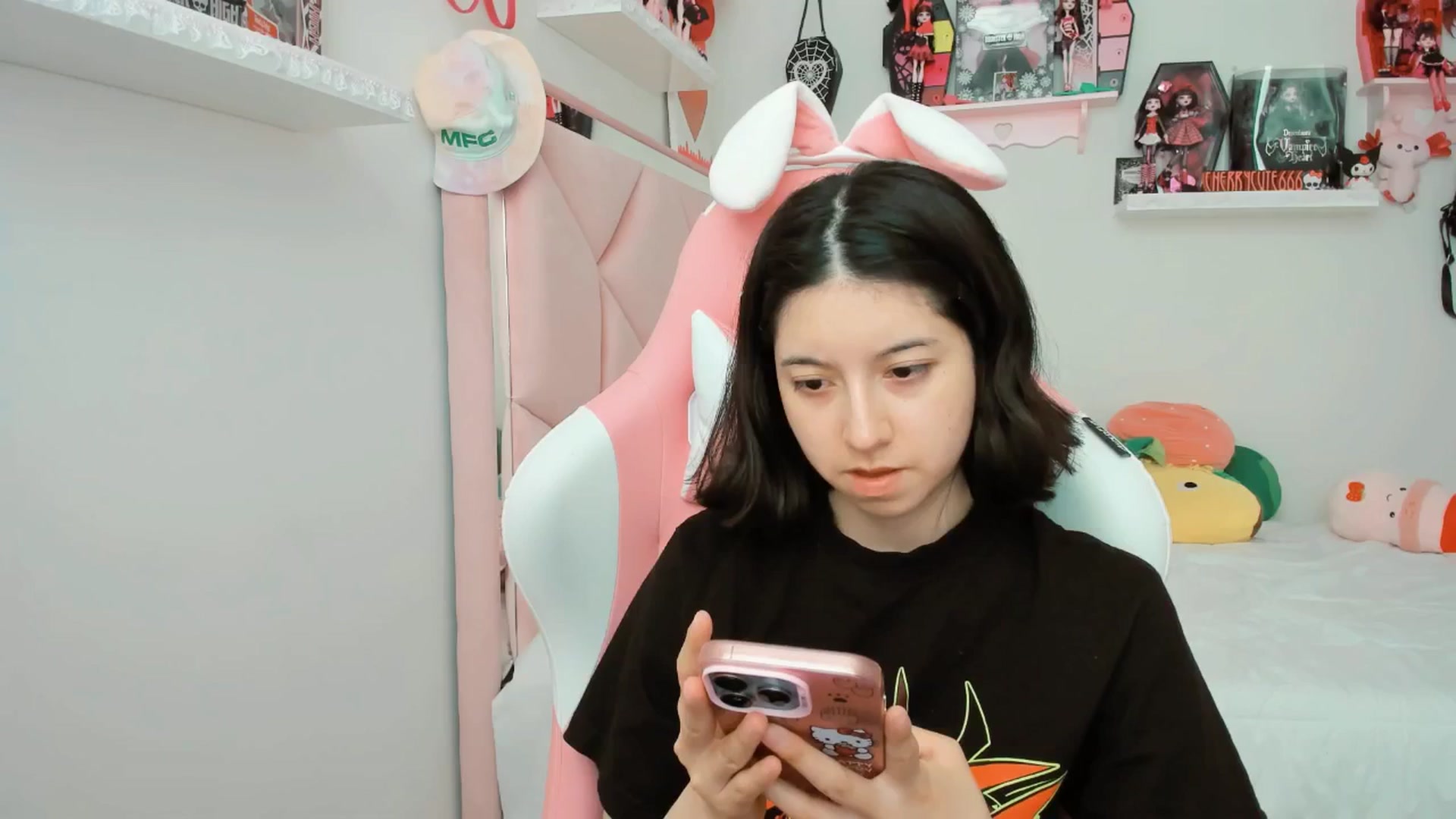 Gallery image thumbnail from Cherrycute666's myfreecams stream on, 05/14/2025, 22:19 image 11 of 20