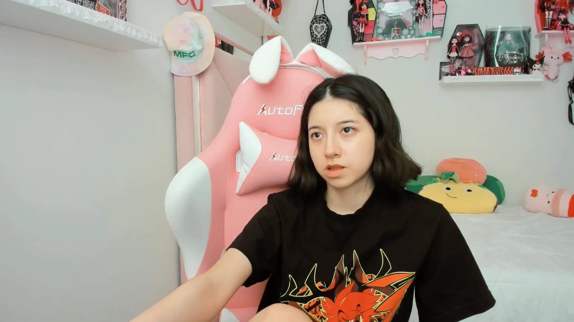 Gallery image thumbnail from Cherrycute666's myfreecams stream on, 05/14/2025, 22:19 image 18 of 20