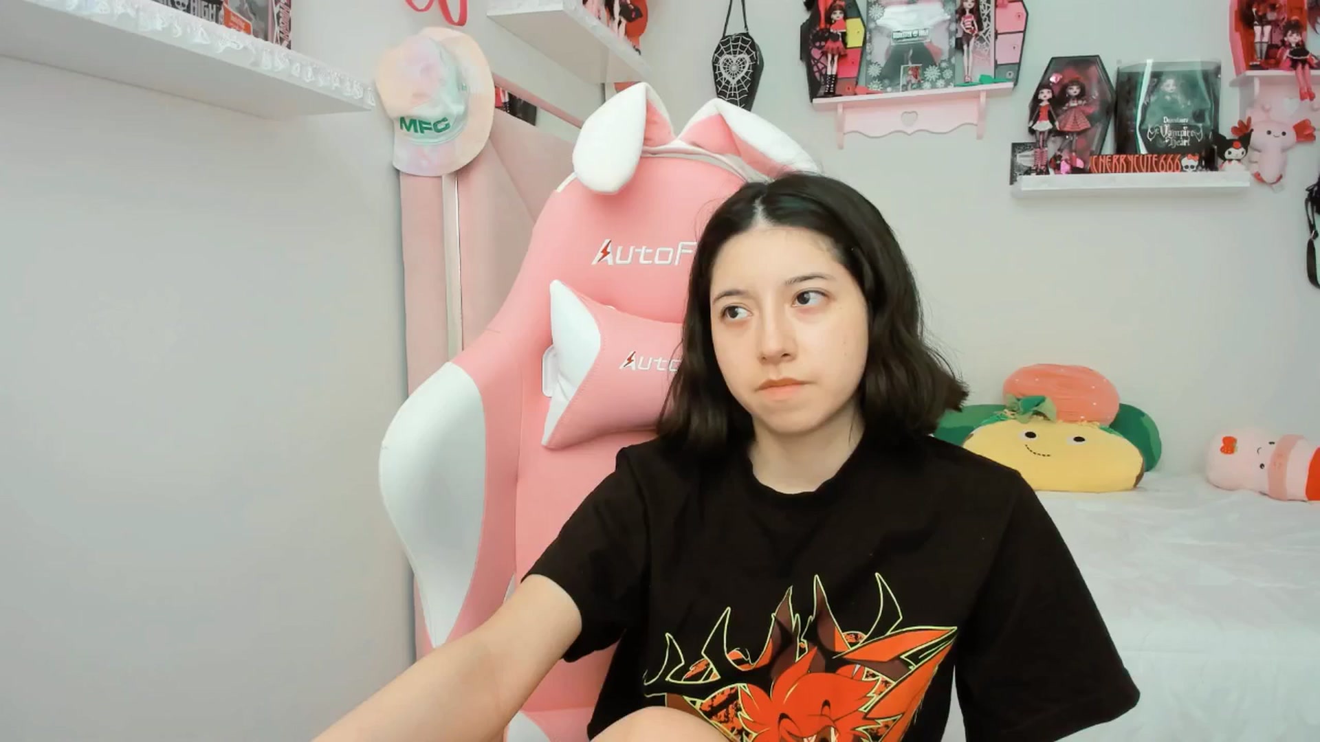 Gallery image thumbnail from Cherrycute666's myfreecams stream on, 05/14/2025, 22:19 image 19 of 20