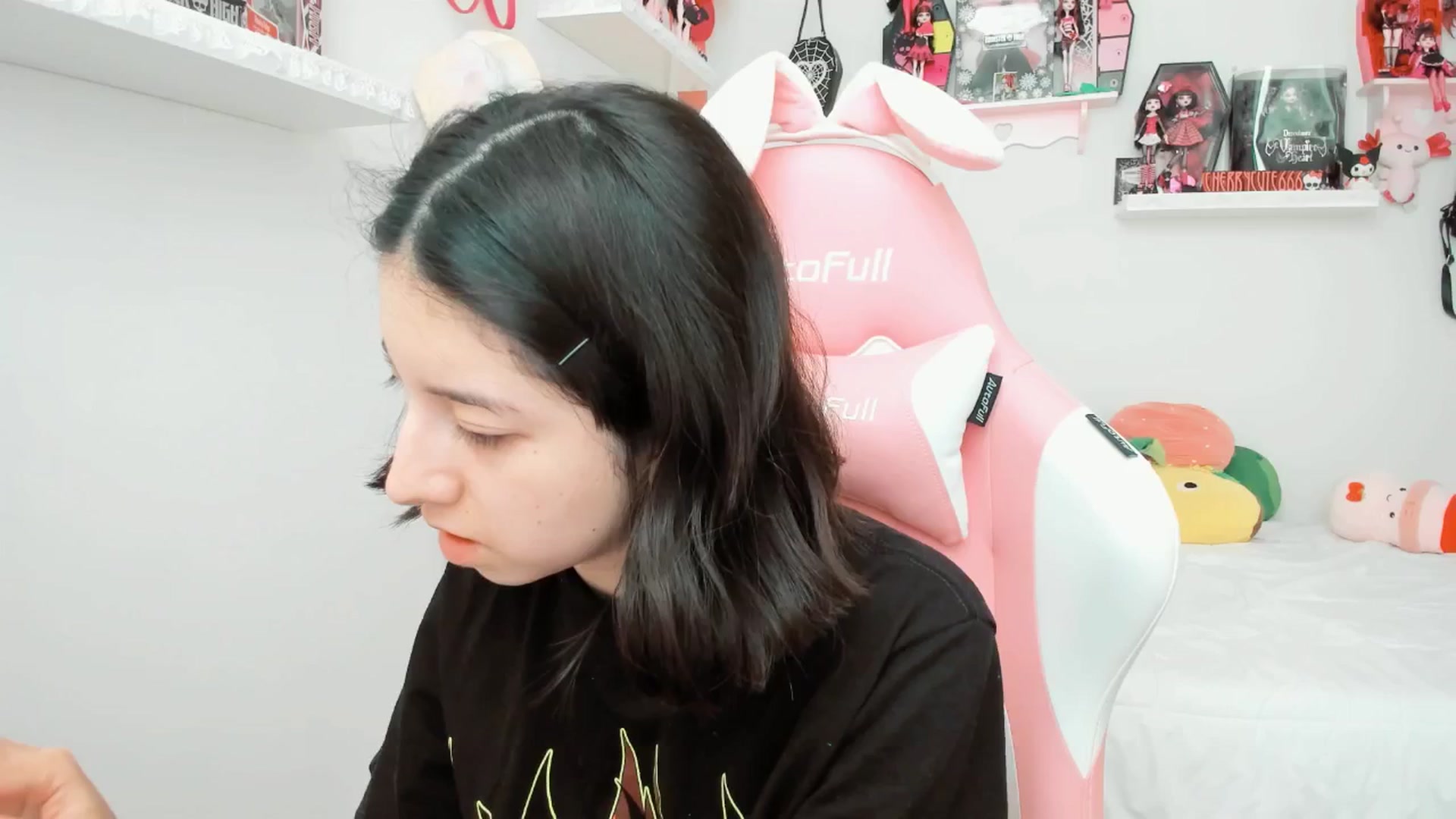 Gallery image thumbnail from Cherrycute666's myfreecams stream on, 05/14/2025, 22:19 image 8 of 20